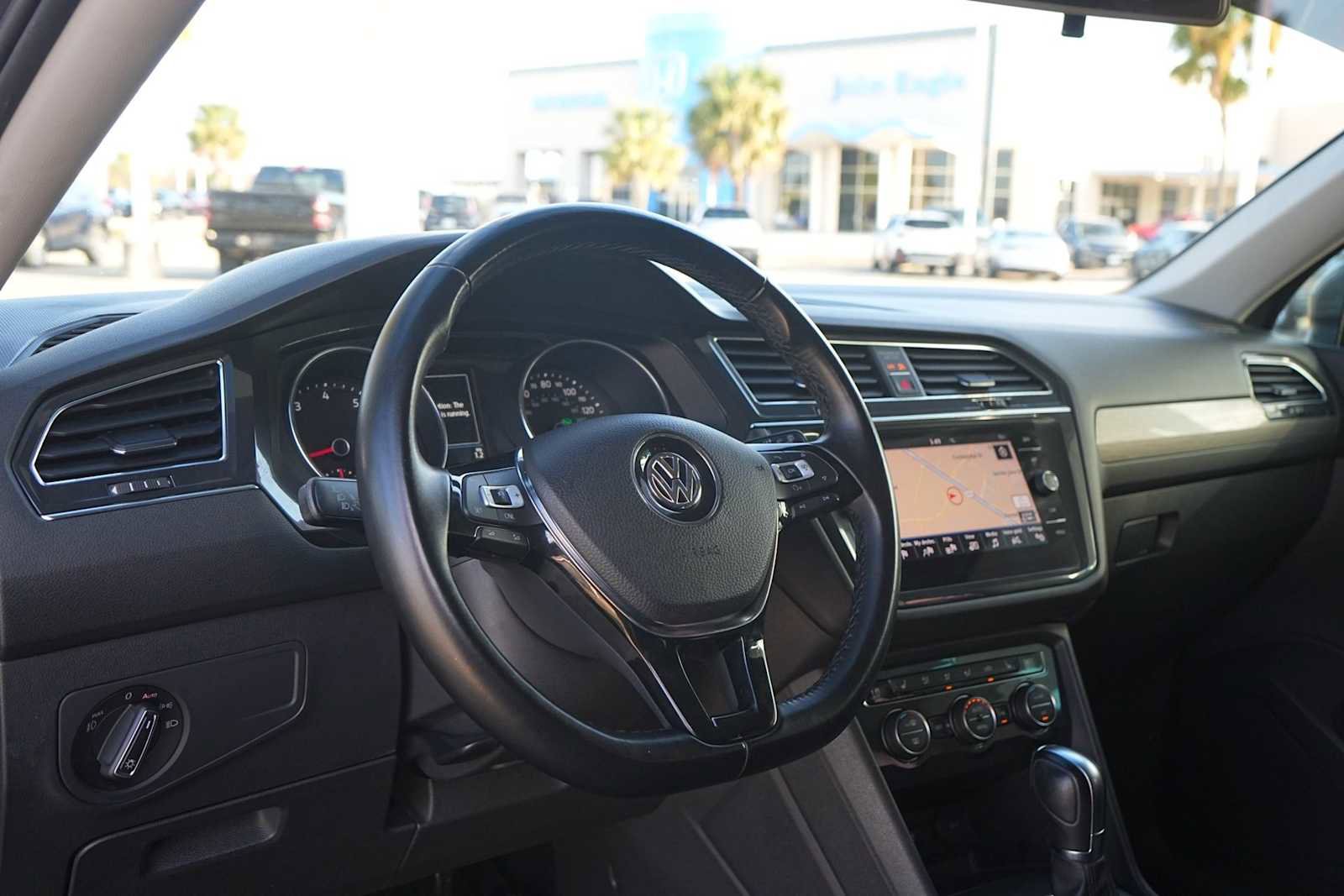 Used 2018 Volkswagen Tiguan SEL image 2