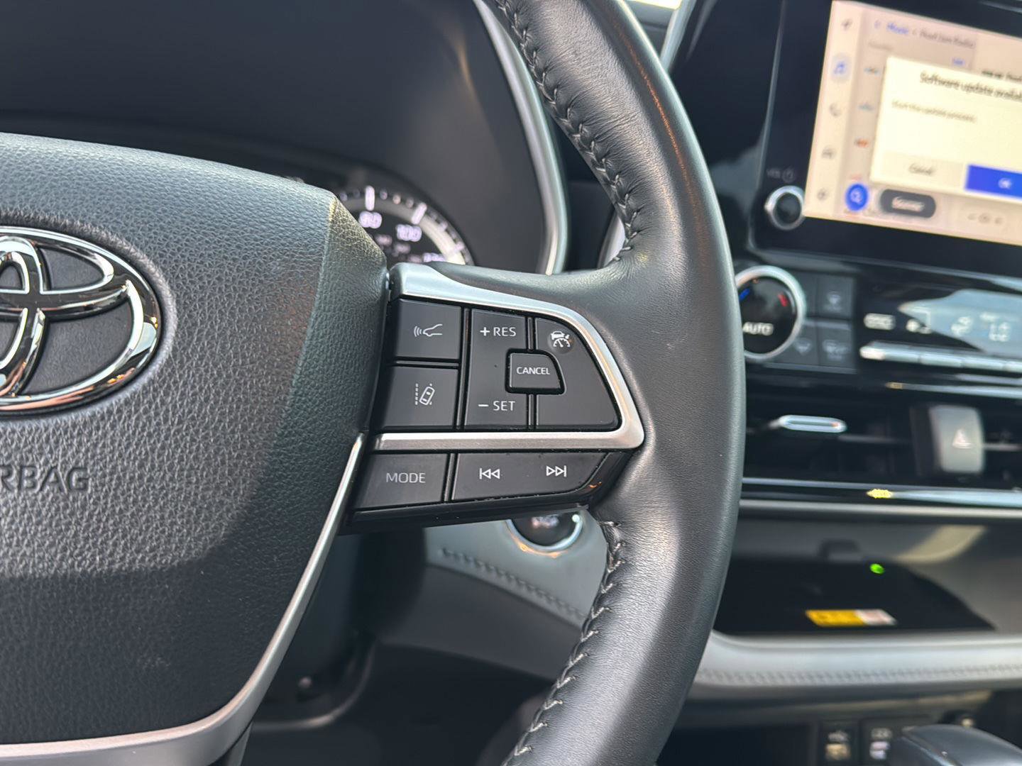 Certified 2023 Toyota Highlander XLE image 19