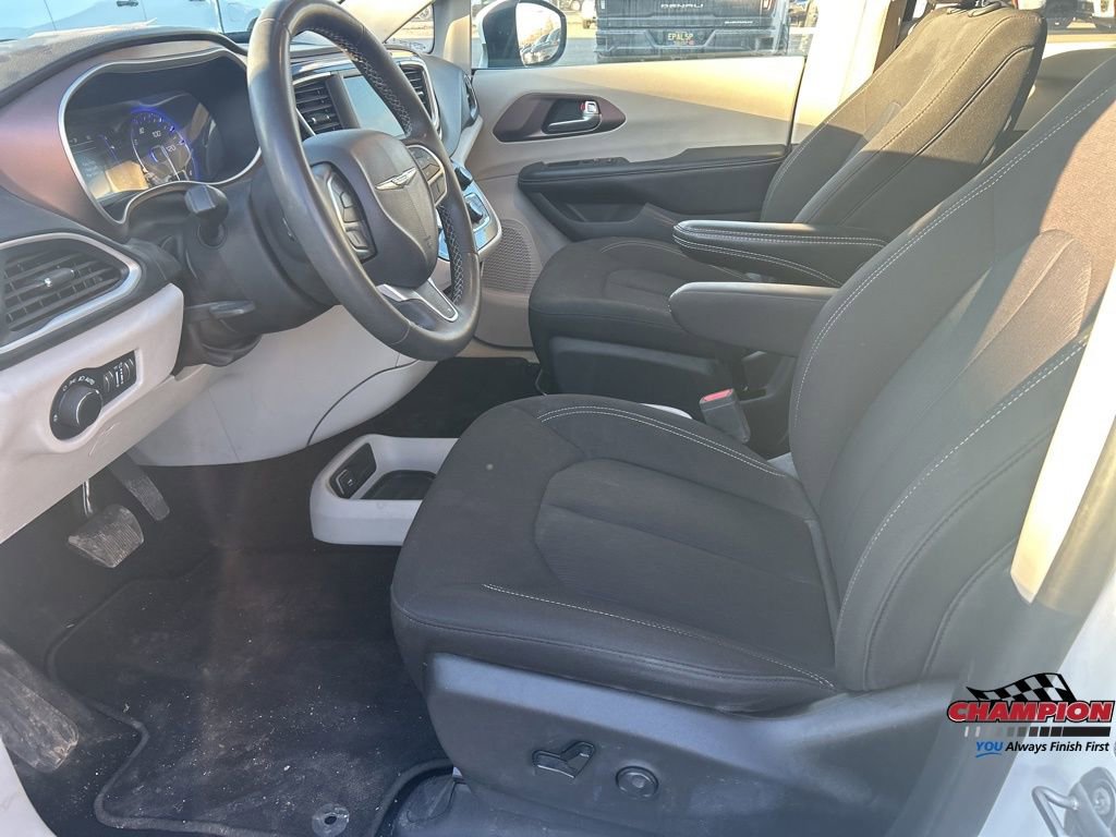Used 2023 Chrysler Voyager LX image 13