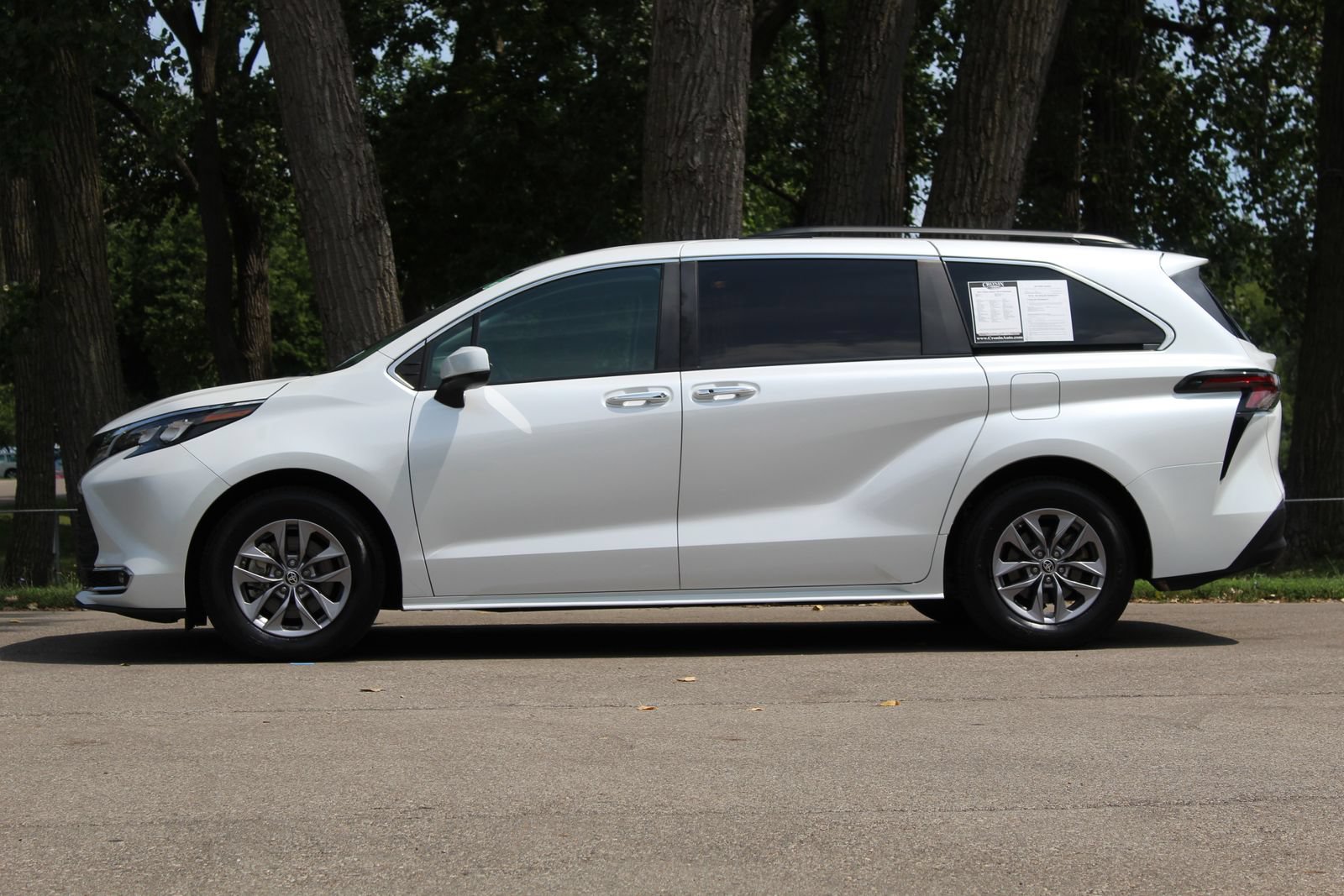 Used 2024 Toyota Sienna XLE FWD image 5