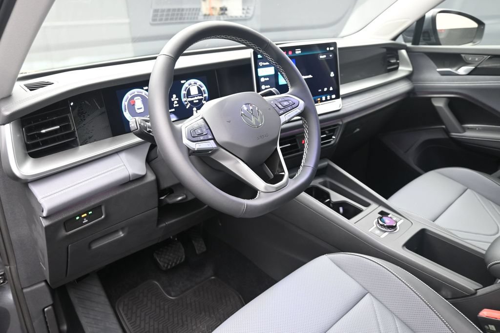 New 2026 Volkswagen Tiguan SE FWD image 17