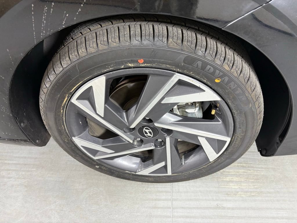 Used 2025 Hyundai Elantra Limited FWD image 11