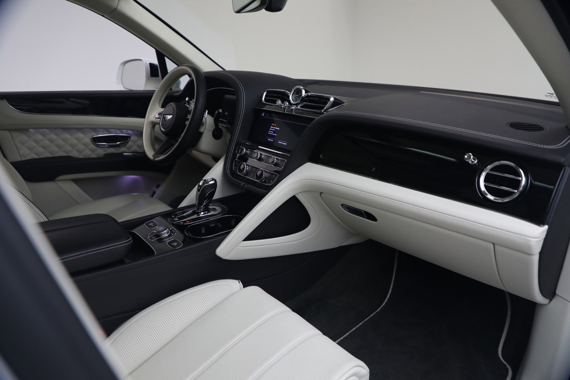 Used 2022 Bentley Bentayga AWD/4WD image 26
