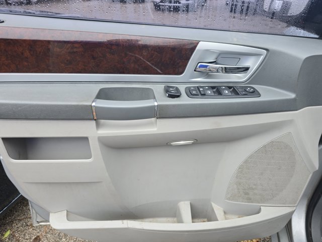 Used 2010 Chrysler Town & Country Touring image 15