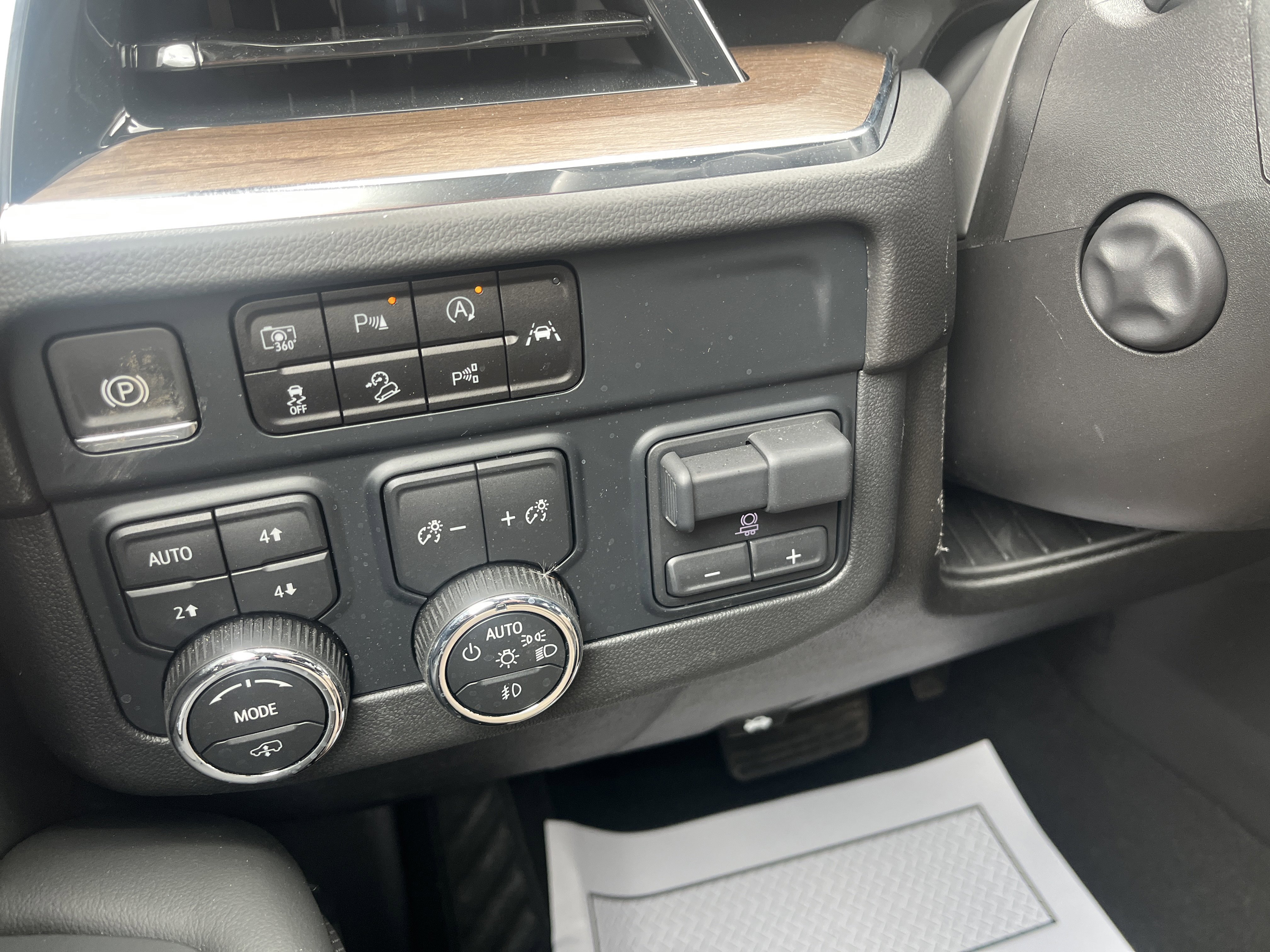 Used 2025 Chevrolet Tahoe High Country image 28