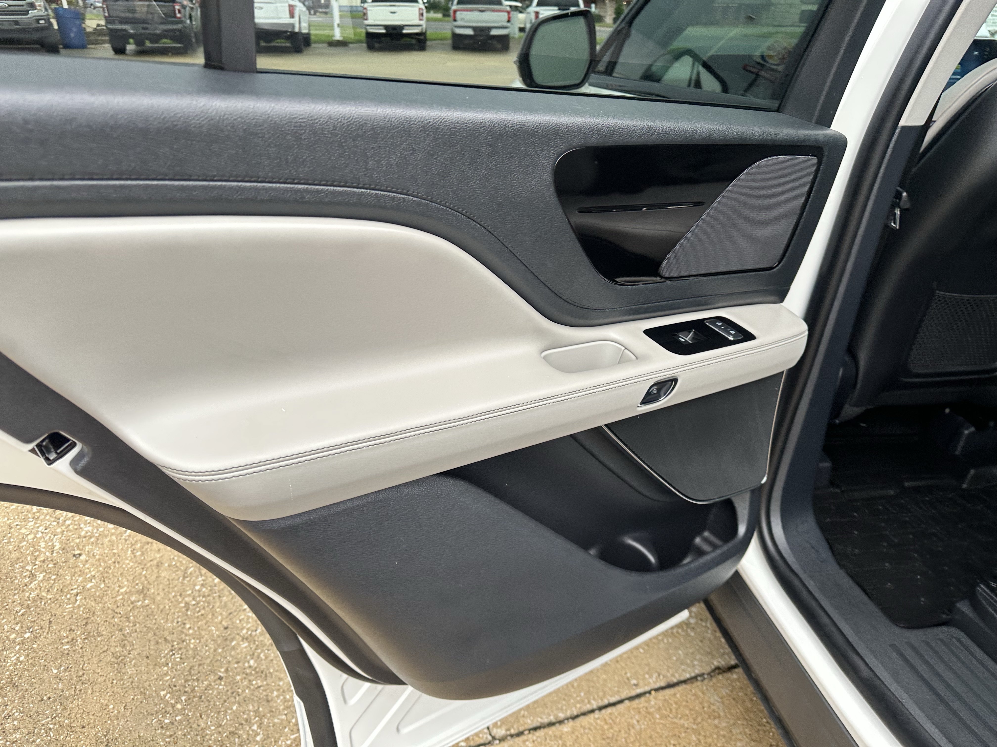 Used 2026 Lincoln Aviator AWD w/ Jet Appearance Package image 9
