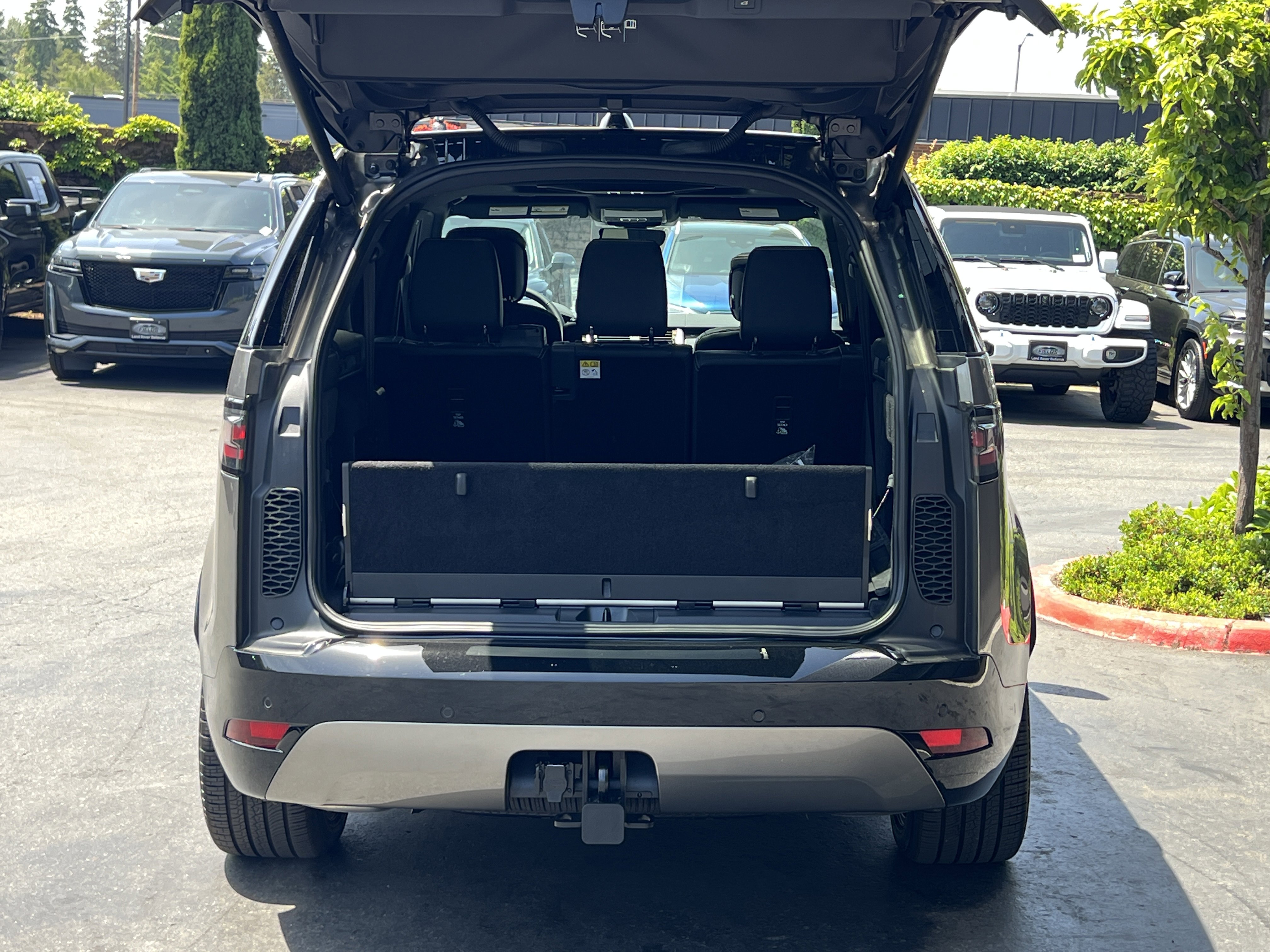 New 2024 Land Rover Discovery Dynamic SE image 15