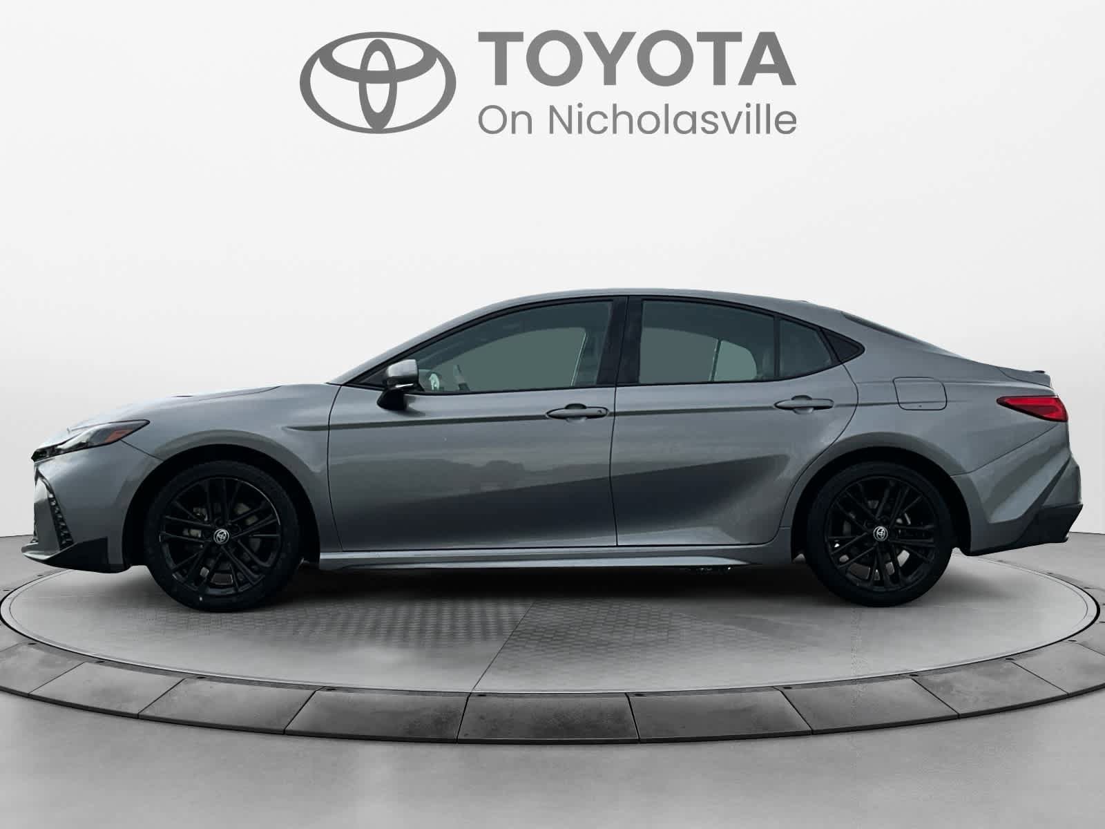 Used 2025 Toyota Camry SE FWD image 2