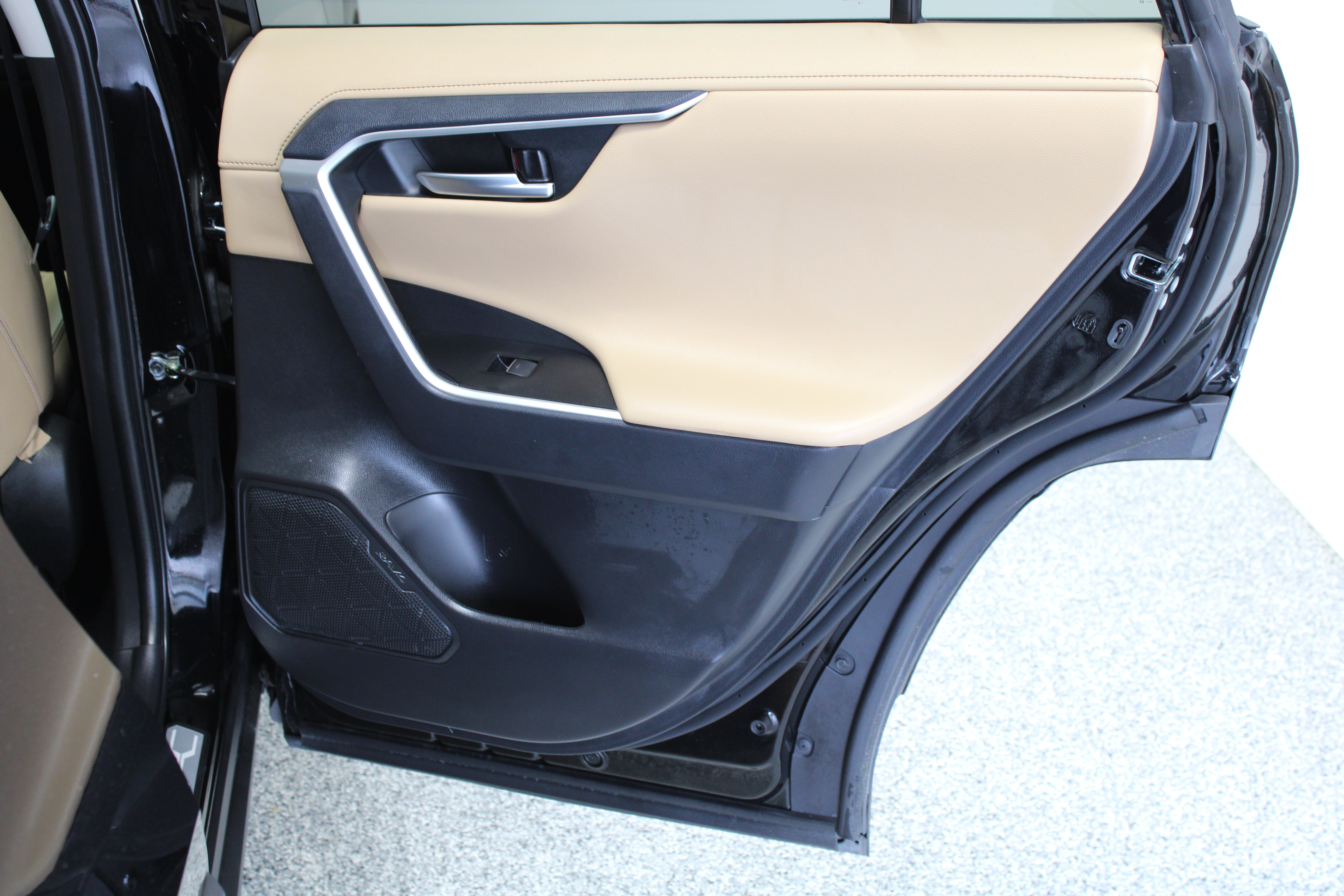 Used 2025 Toyota RAV4 Limited FWD image 35