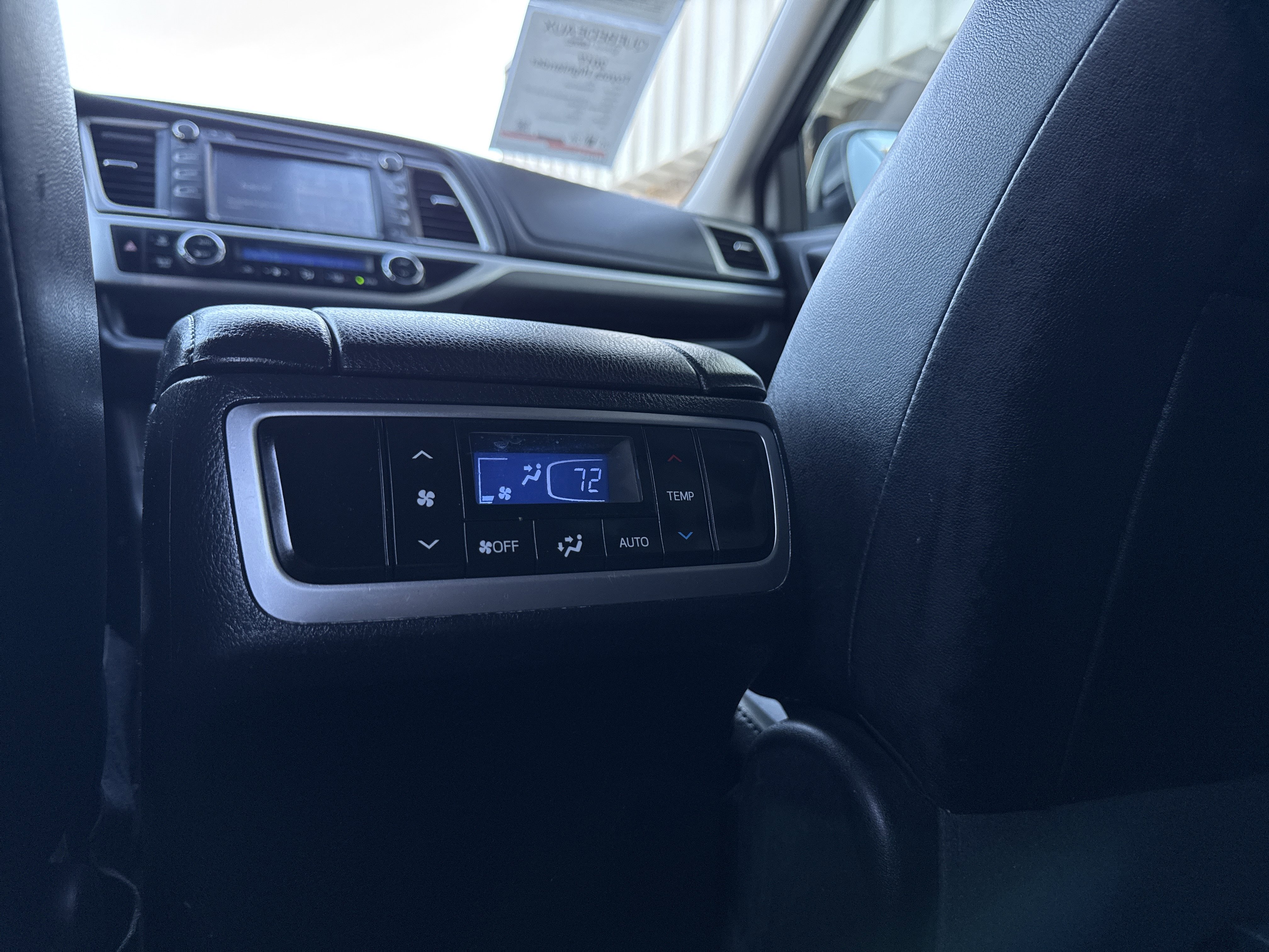 Used 2017 Toyota Highlander SE image 28