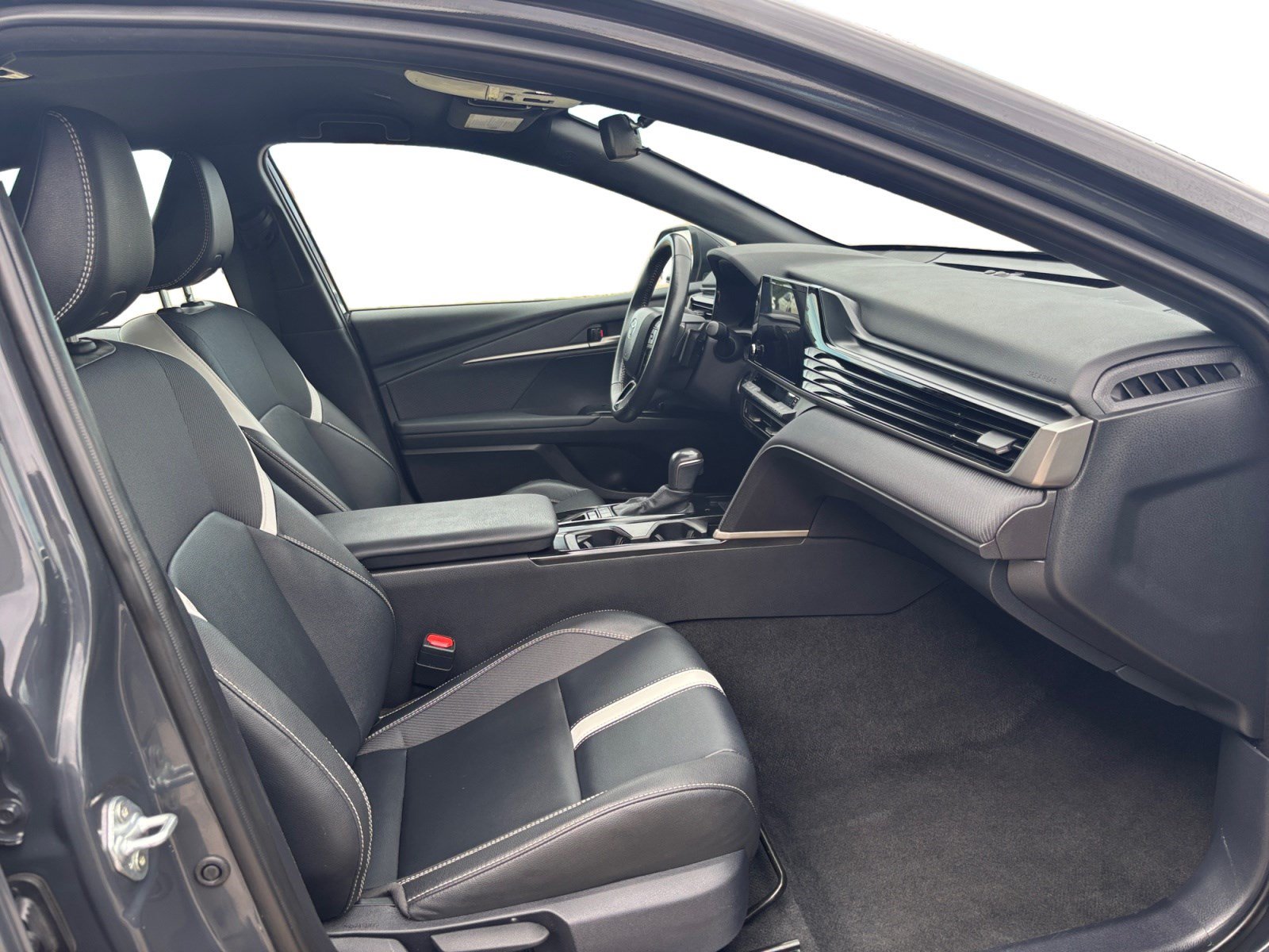 Used 2025 Toyota Camry SE FWD image 15