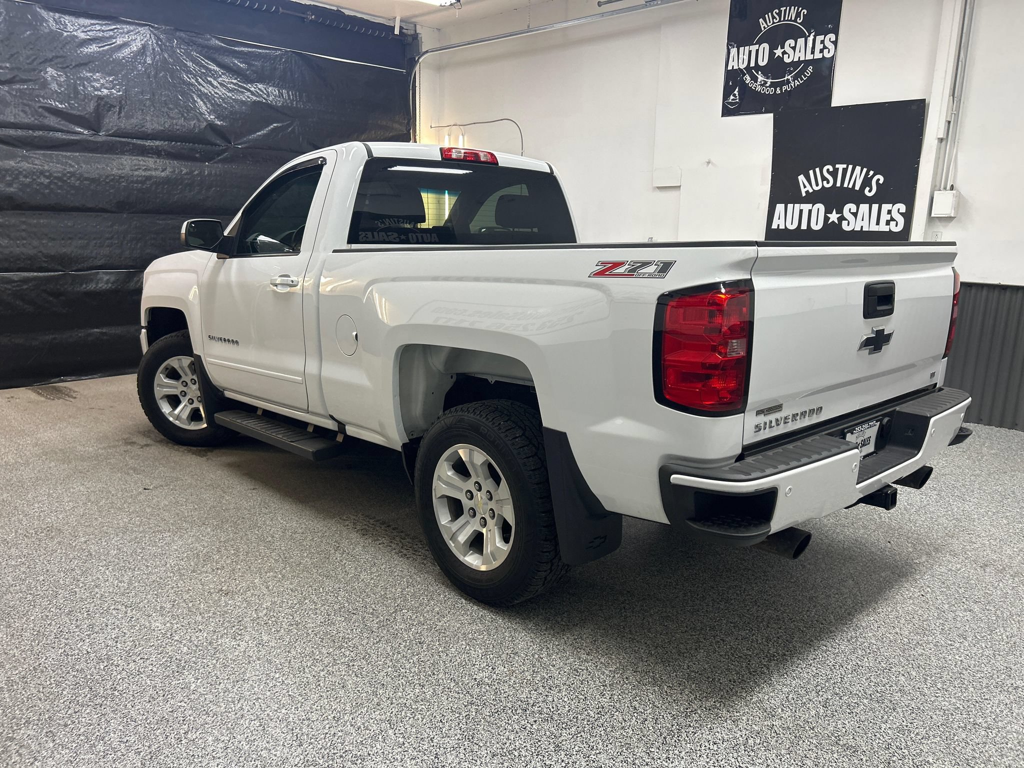 Used 2017 Chevrolet Silverado 1500 LT w/ LT Convenience Package AWD/4WD image 4