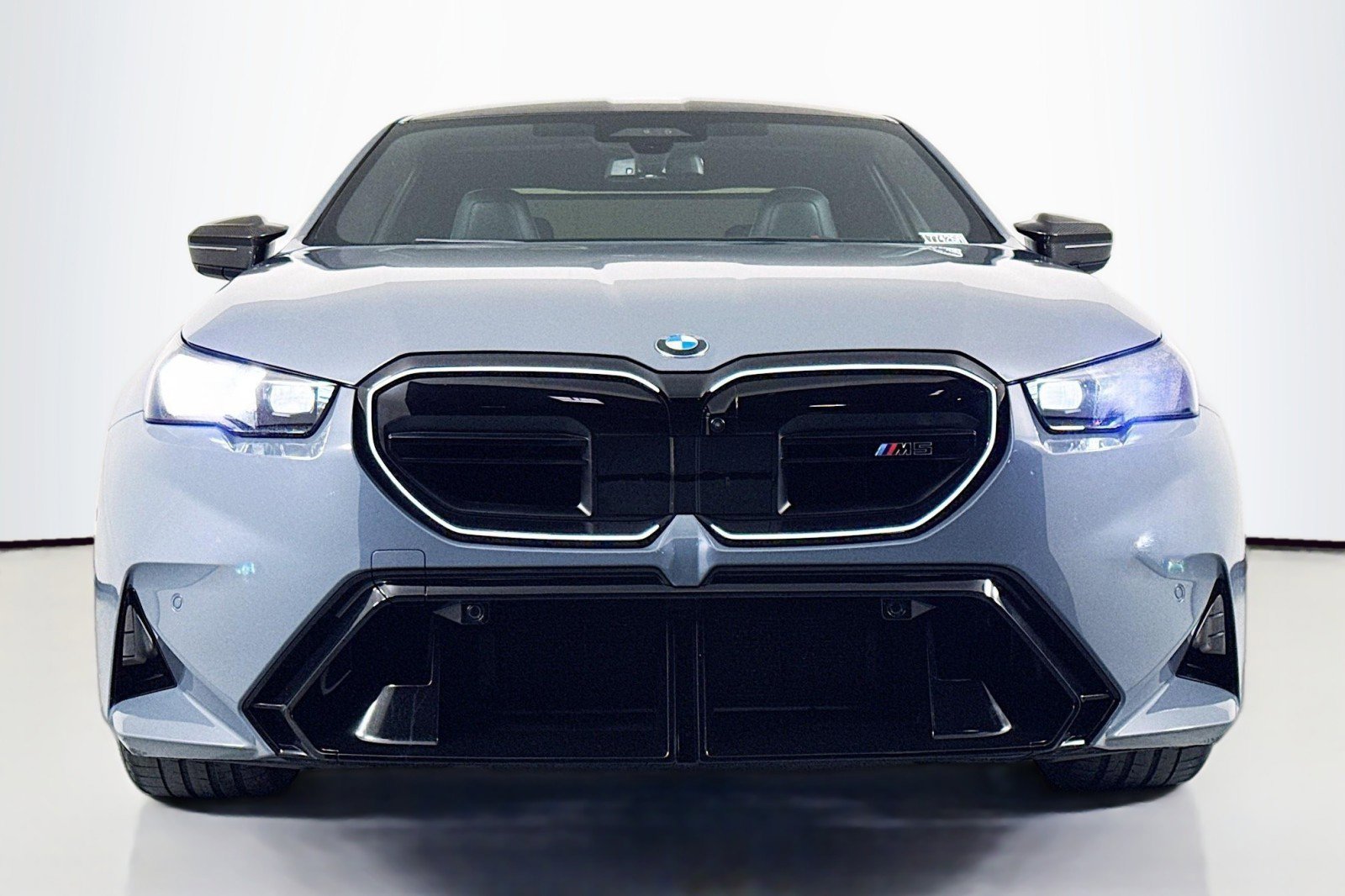 Used 2025 BMW M5 w/ Carbon Package image 3