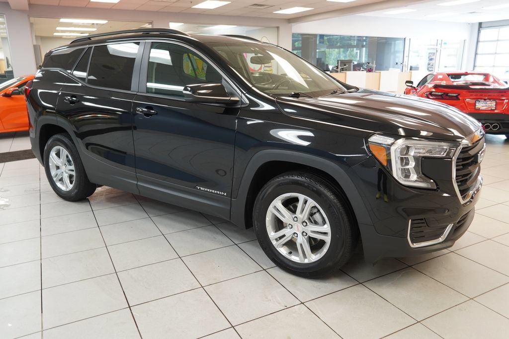 Used 2024 GMC Terrain SLE w/ Driver Convenience Package FWD image 14
