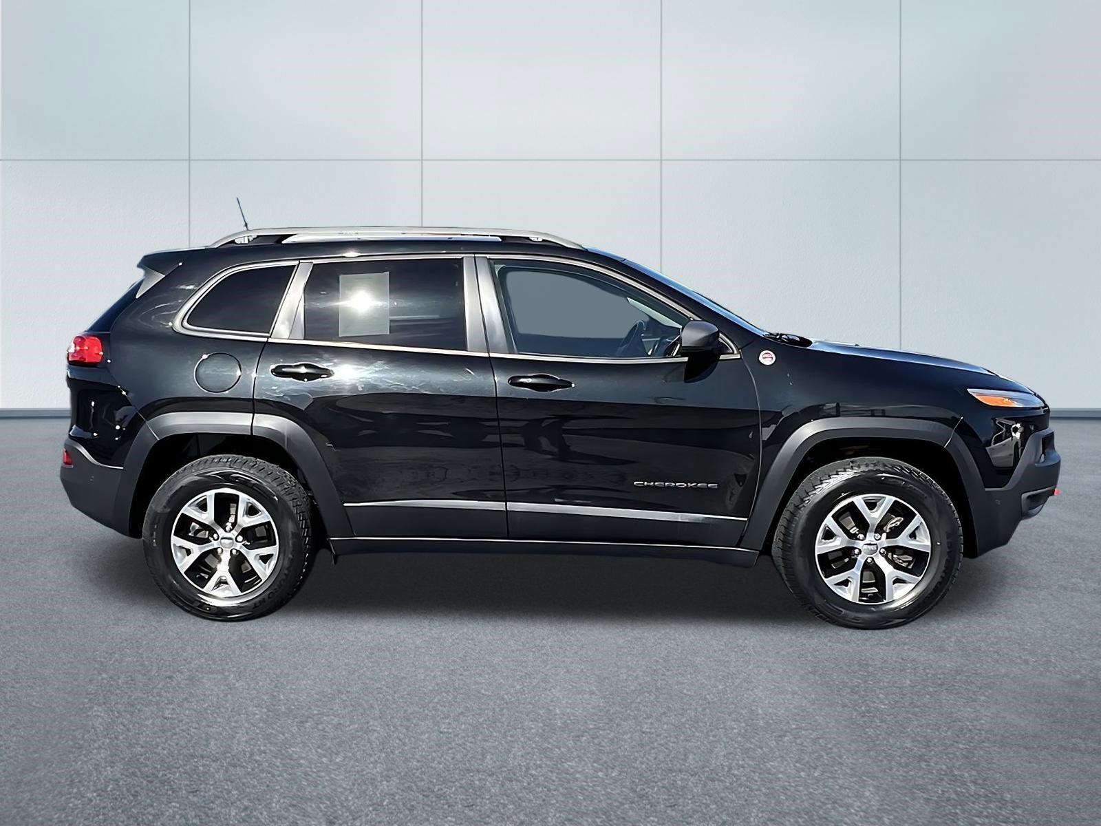 Used 2016 Jeep Cherokee Trailhawk w/ Leather Interior Group AWD/4WD image 7
