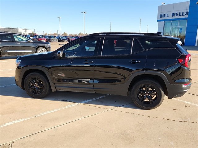 Used 2022 GMC Terrain AT4 image 2
