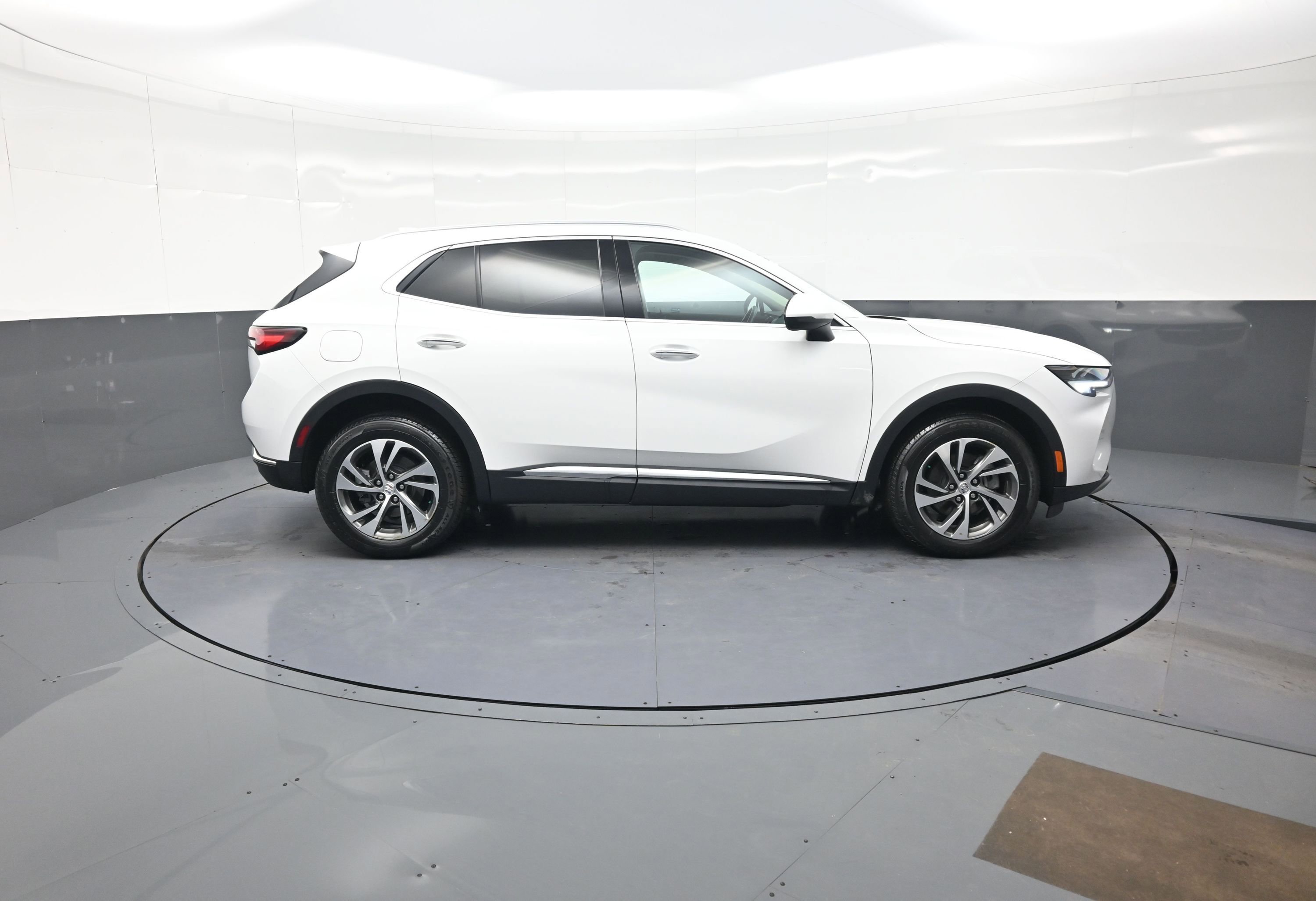 Used 2023 Buick Envision Essence image 2