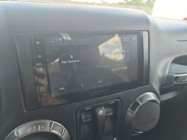 Used 2018 Jeep Wrangler Sahara AWD/4WD image 17
