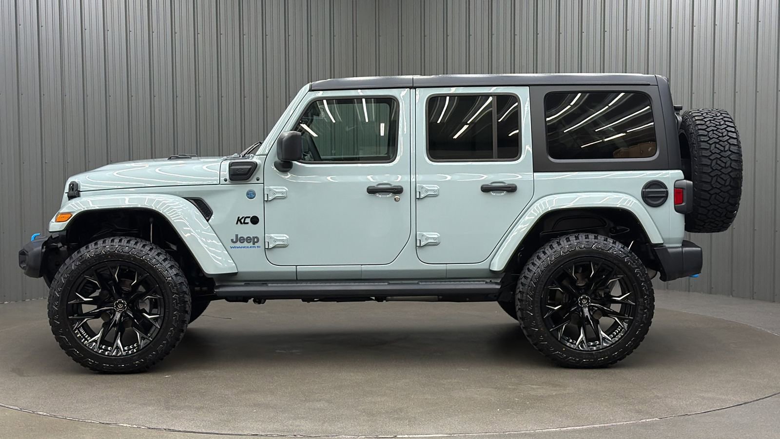 Used 2024 Jeep Wrangler Unlimited w/ Dual Top Group AWD/4WD image 2