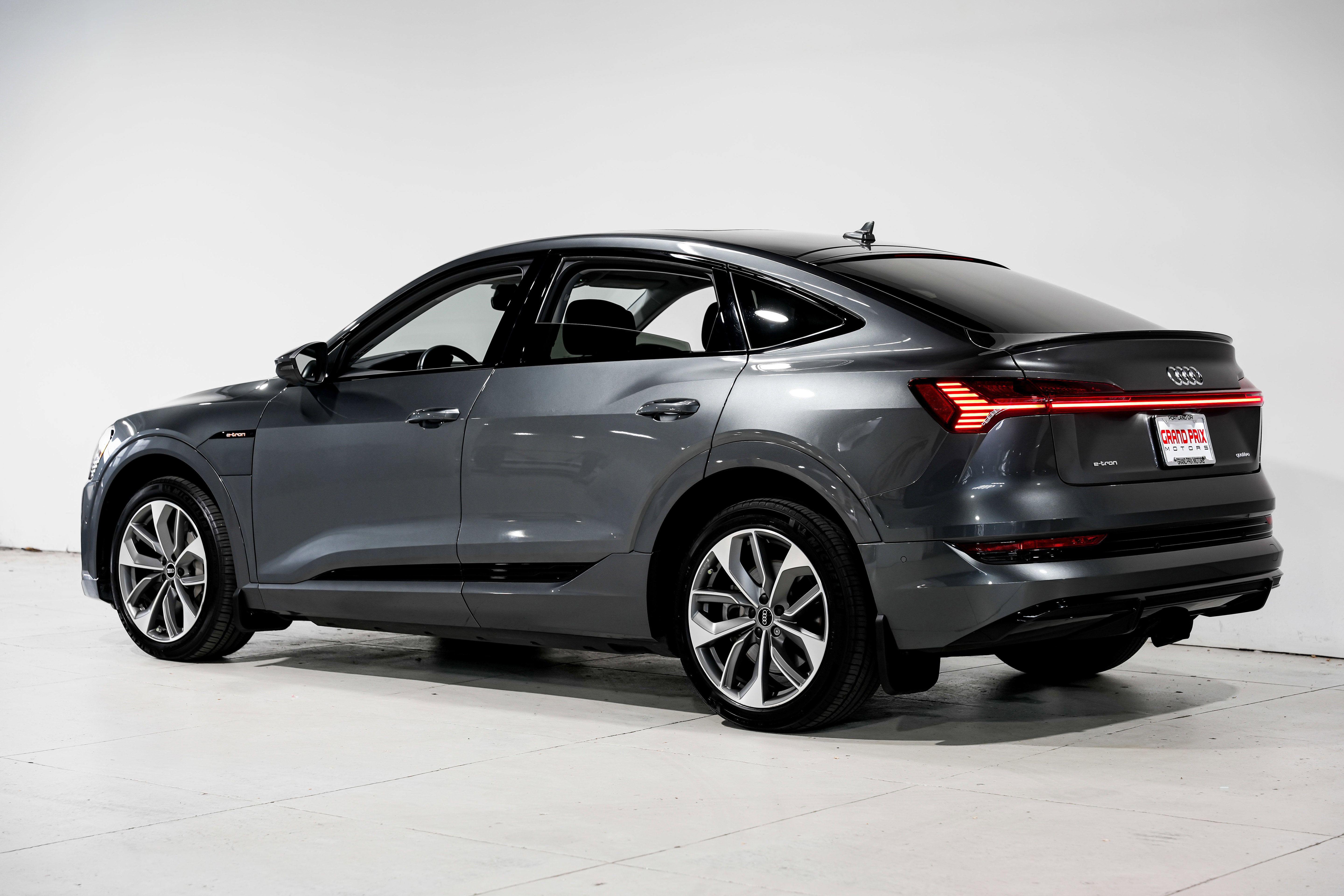 Used 2021 Audi e-tron Premium Plus w/ Premium Plus Package AWD/4WD image 8
