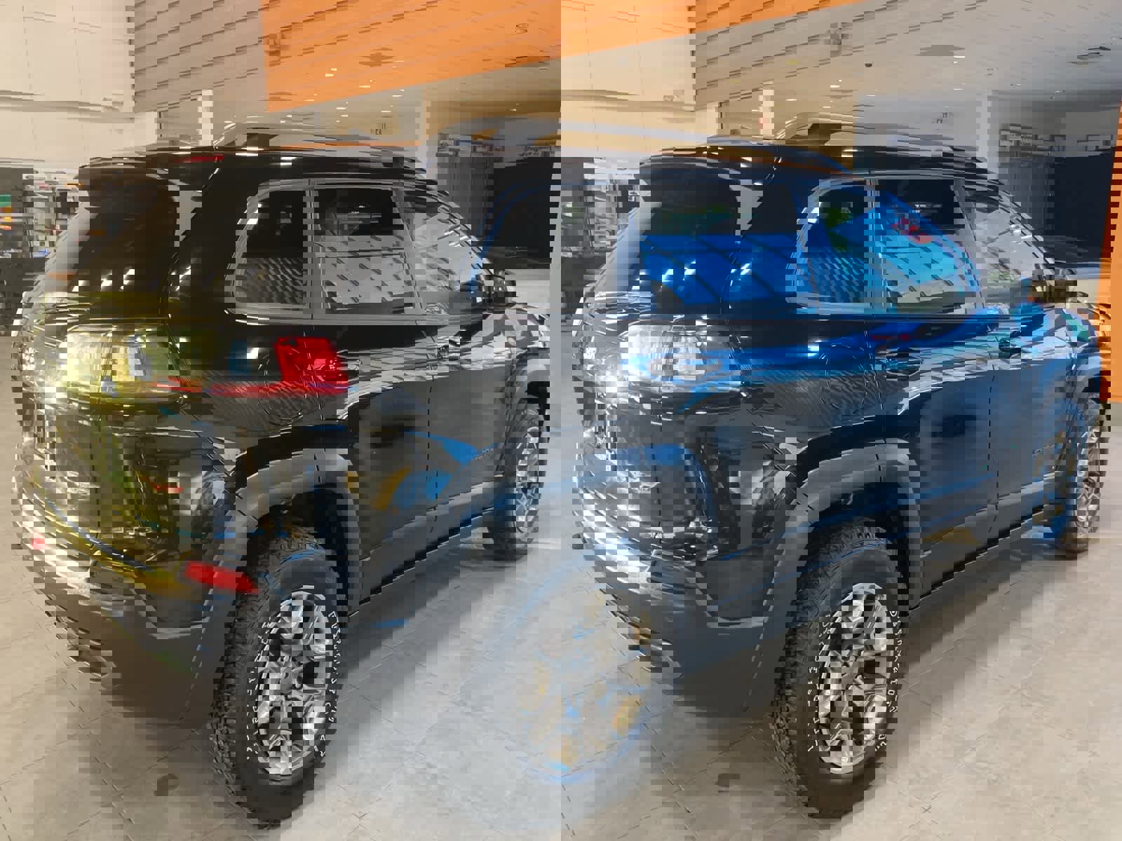 Used 2019 Jeep Cherokee Trailhawk w/ Cold Weather Group image 5