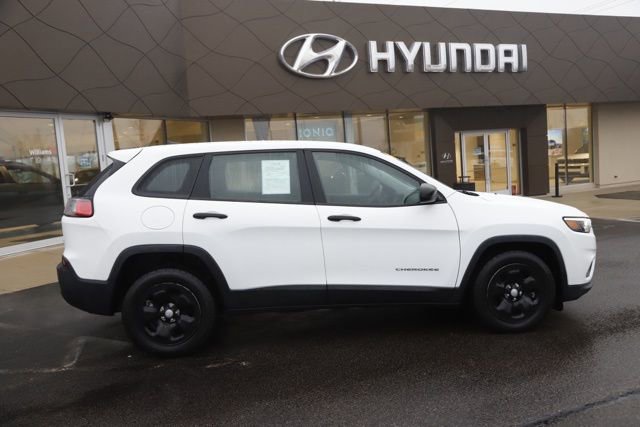 Used 2019 Jeep Cherokee Sport image 2