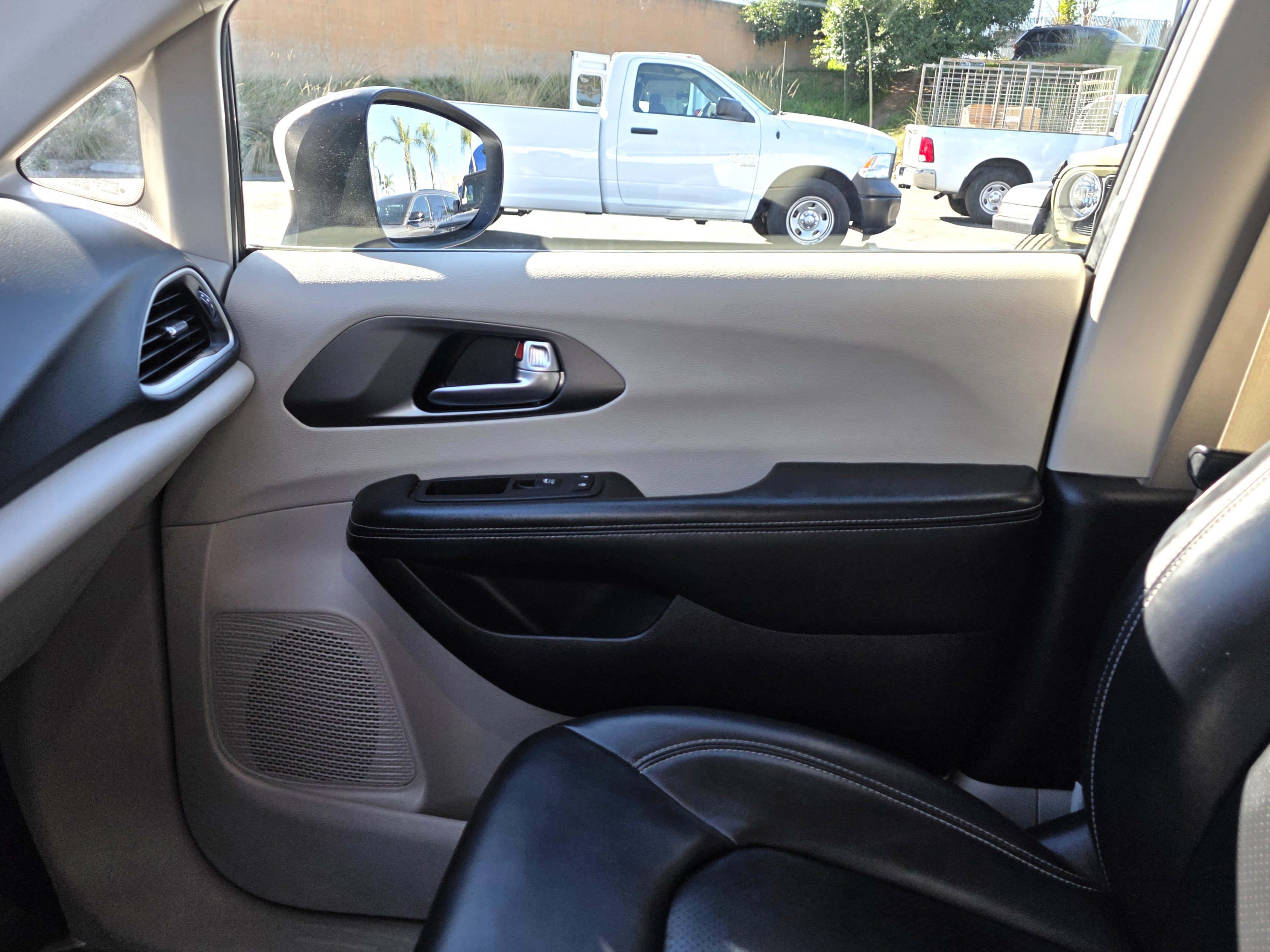 Certified 2023 Chrysler Pacifica Touring-L image 14