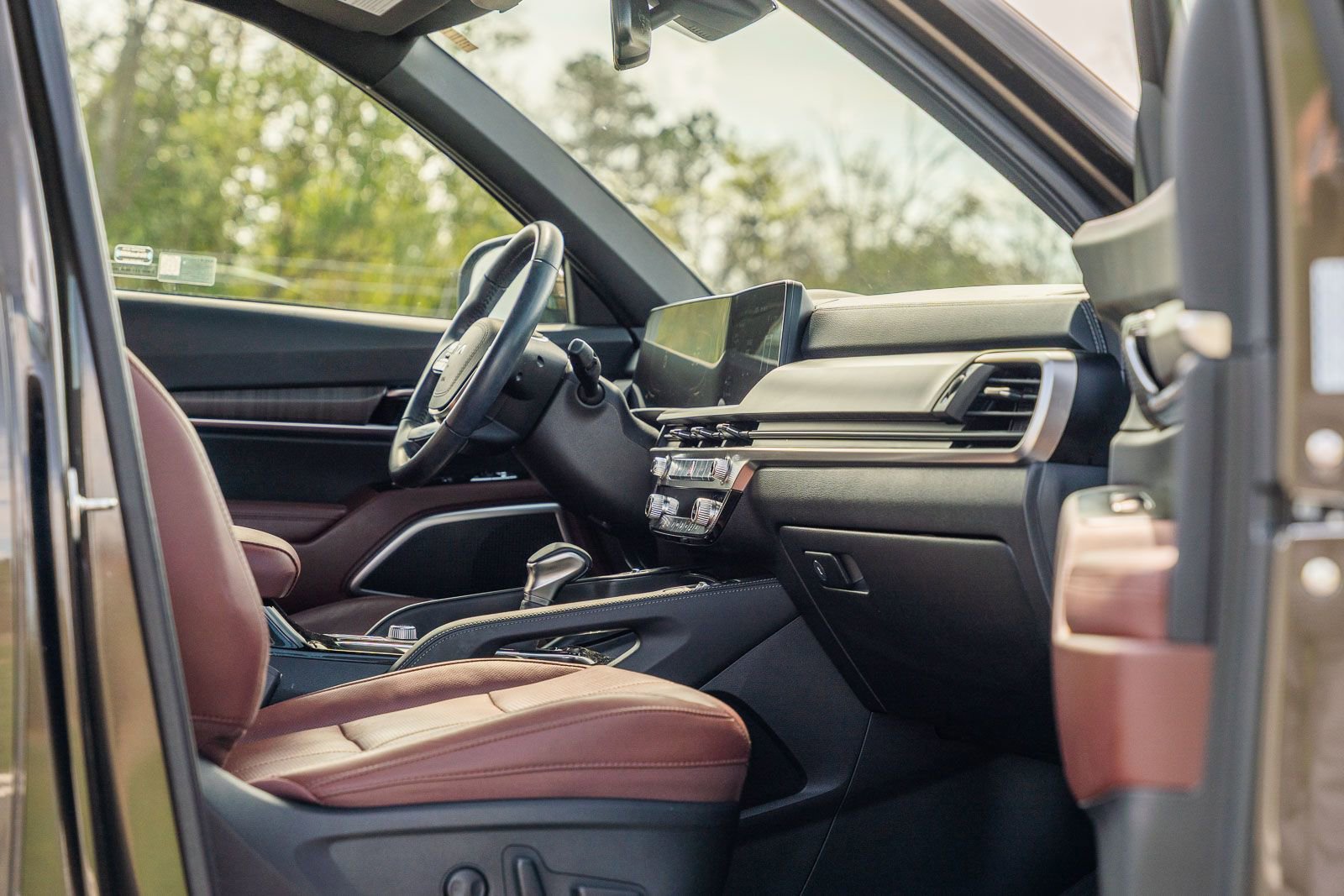 Used 2024 Kia Telluride EX w/ EX Captain's Chair Package image 13