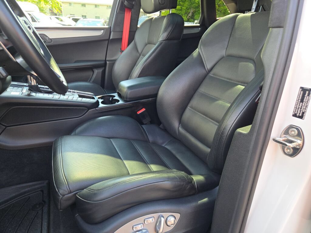 Used 2015 Porsche Macan Turbo AWD/4WD image 23