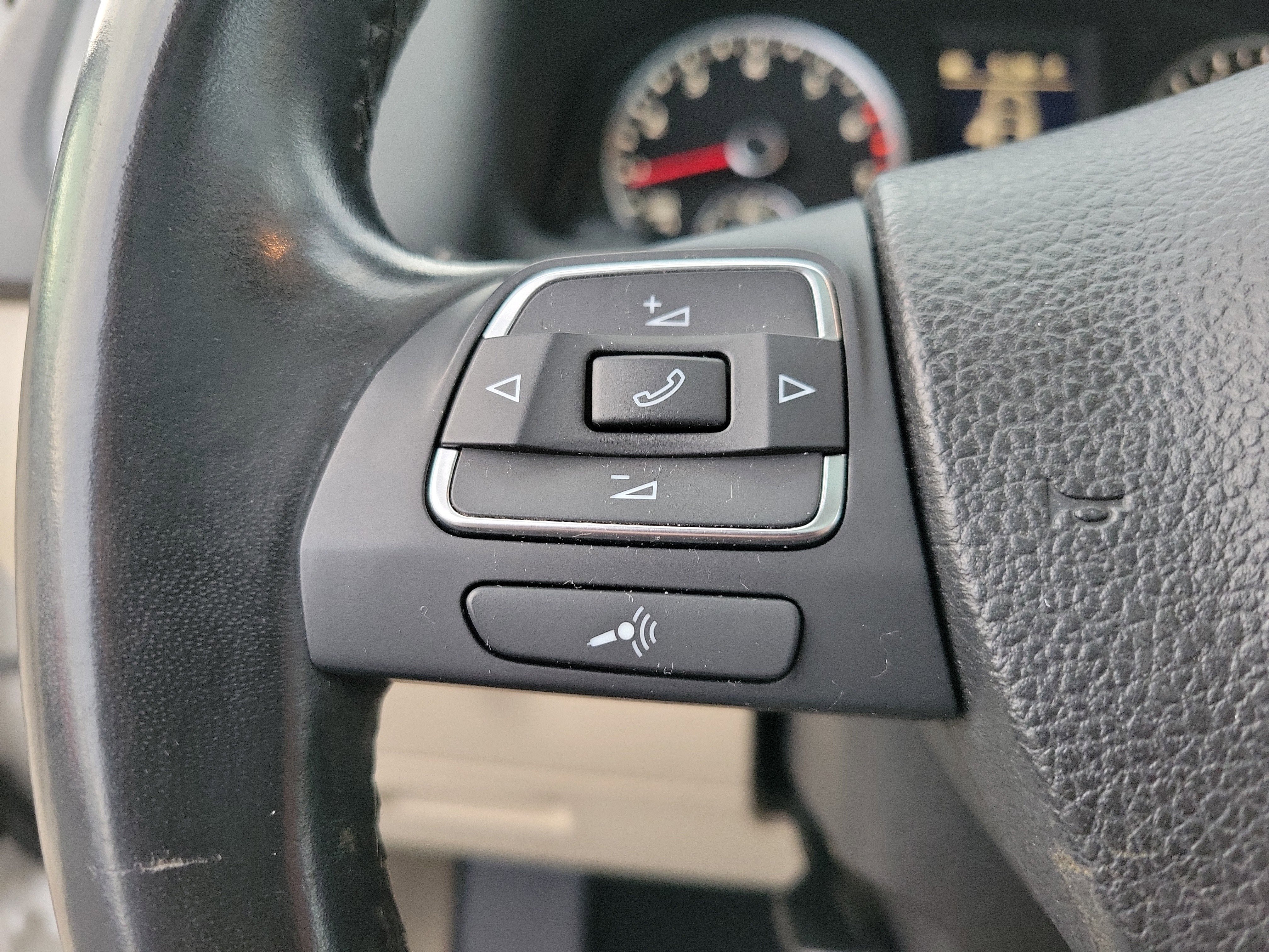 Used 2013 Volkswagen Tiguan SEL image 16