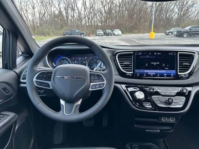 Used 2025 Chrysler Pacifica Select FWD image 13