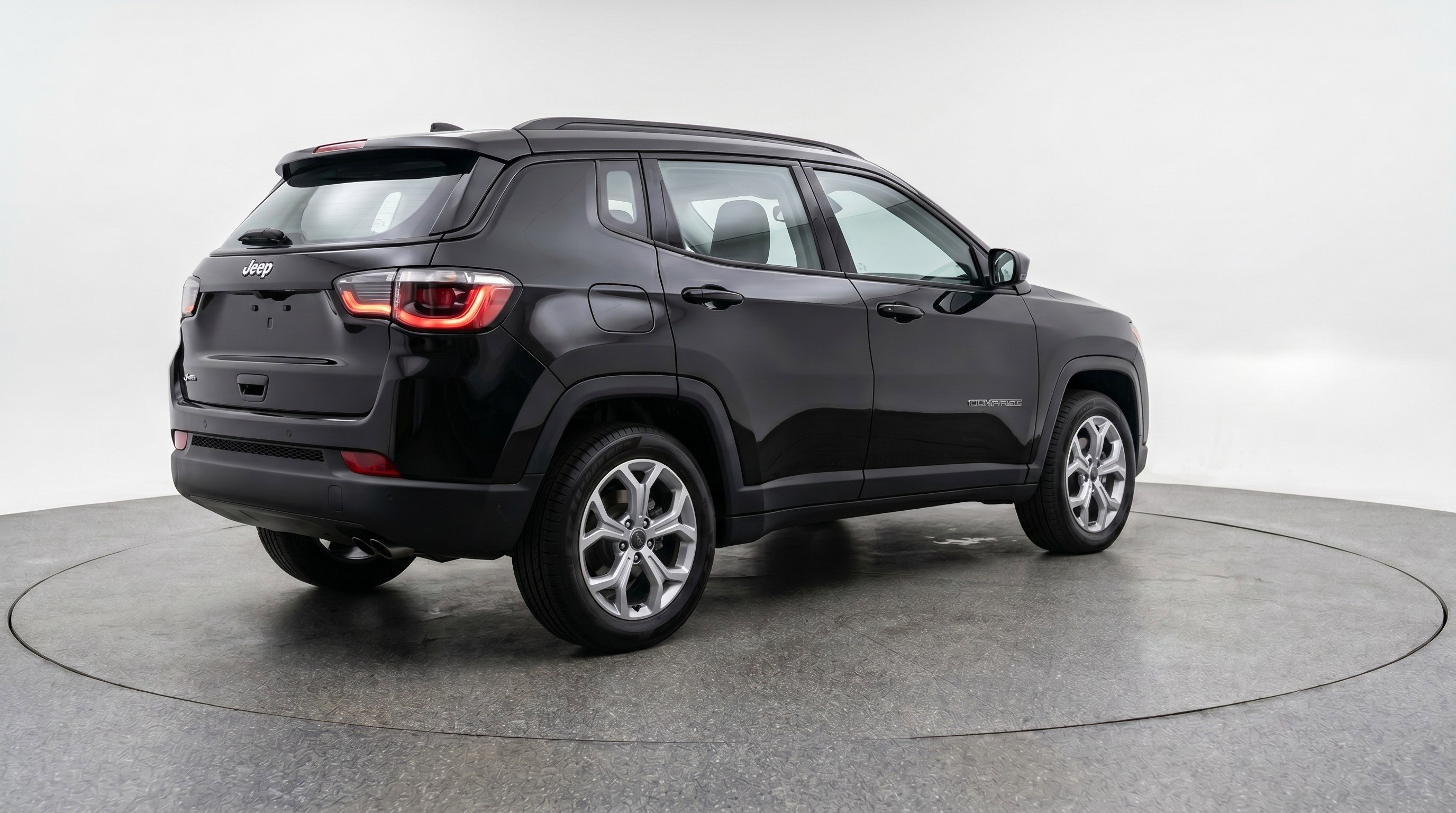 Used 2025 Jeep Compass Latitude AWD/4WD image 9