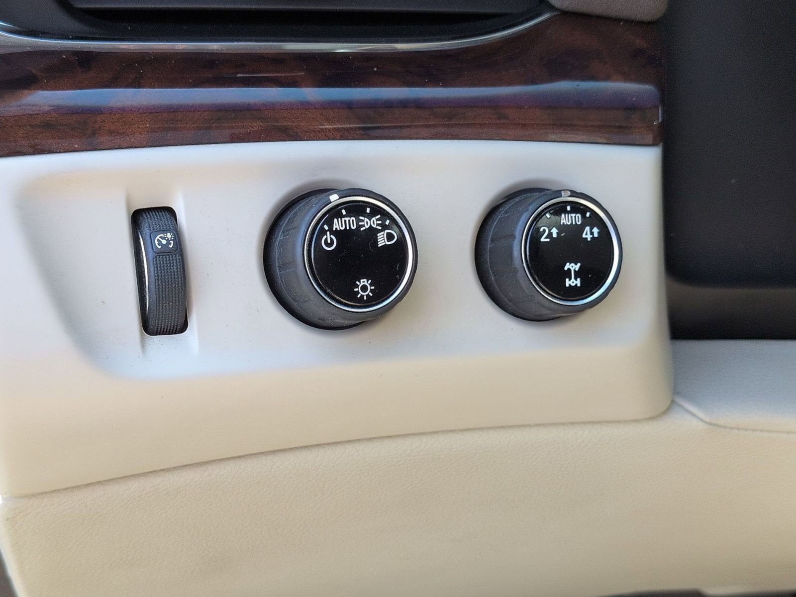 Used 2015 Cadillac Escalade Luxury image 16