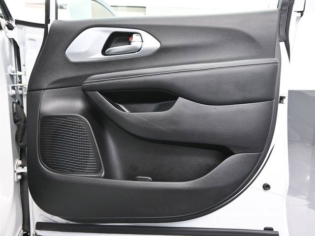Used 2022 Chrysler Pacifica Touring-L w/ Uconnect Theater Family Group image 50