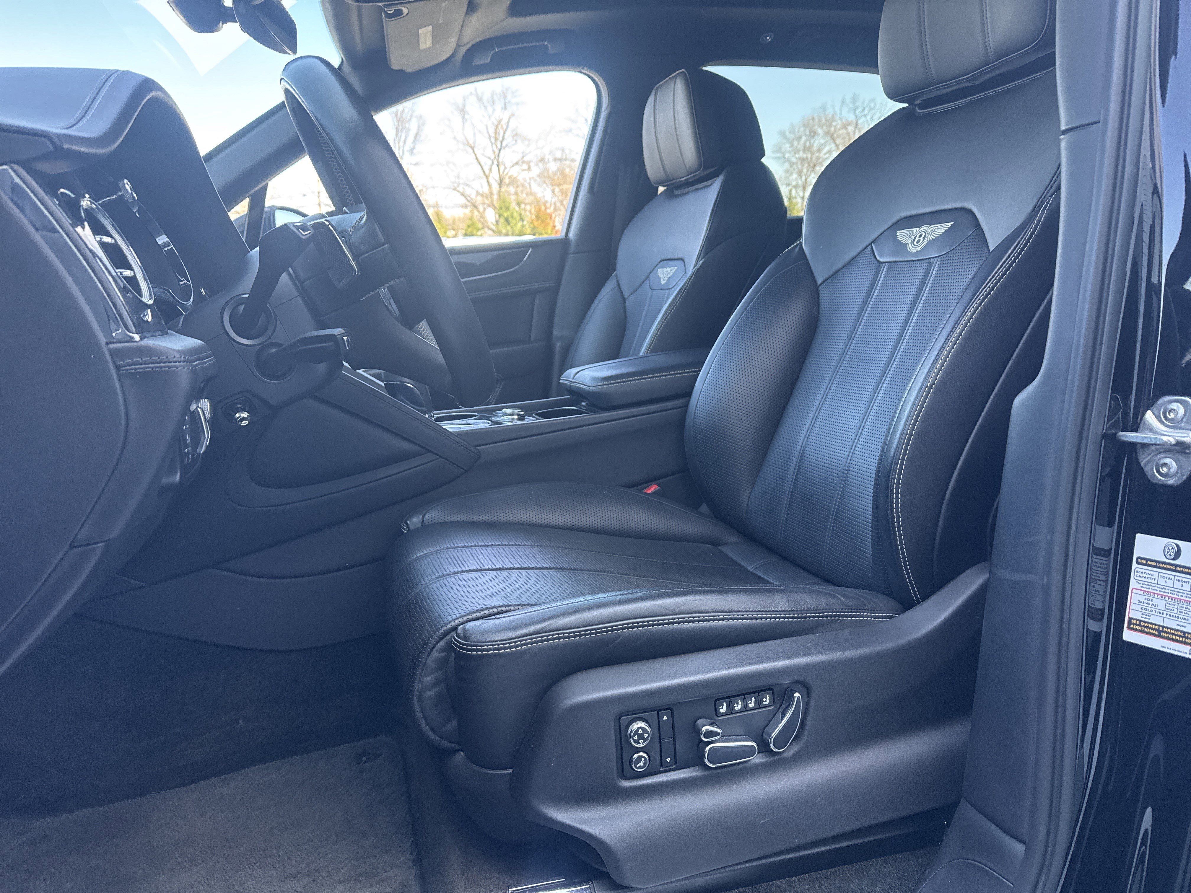 Used 2021 Bentley Bentayga image 17