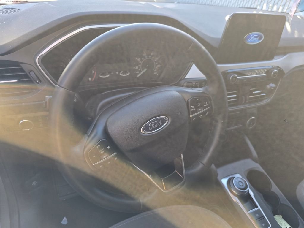 Used 2022 Ford Escape SE w/ SE Sport Appearance Package image 9