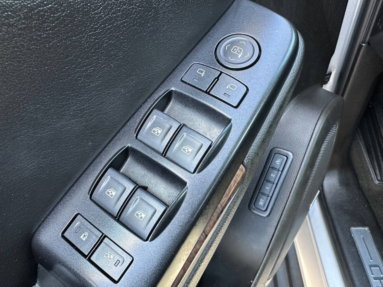 Used 2018 Chevrolet Suburban LT AWD/4WD image 23