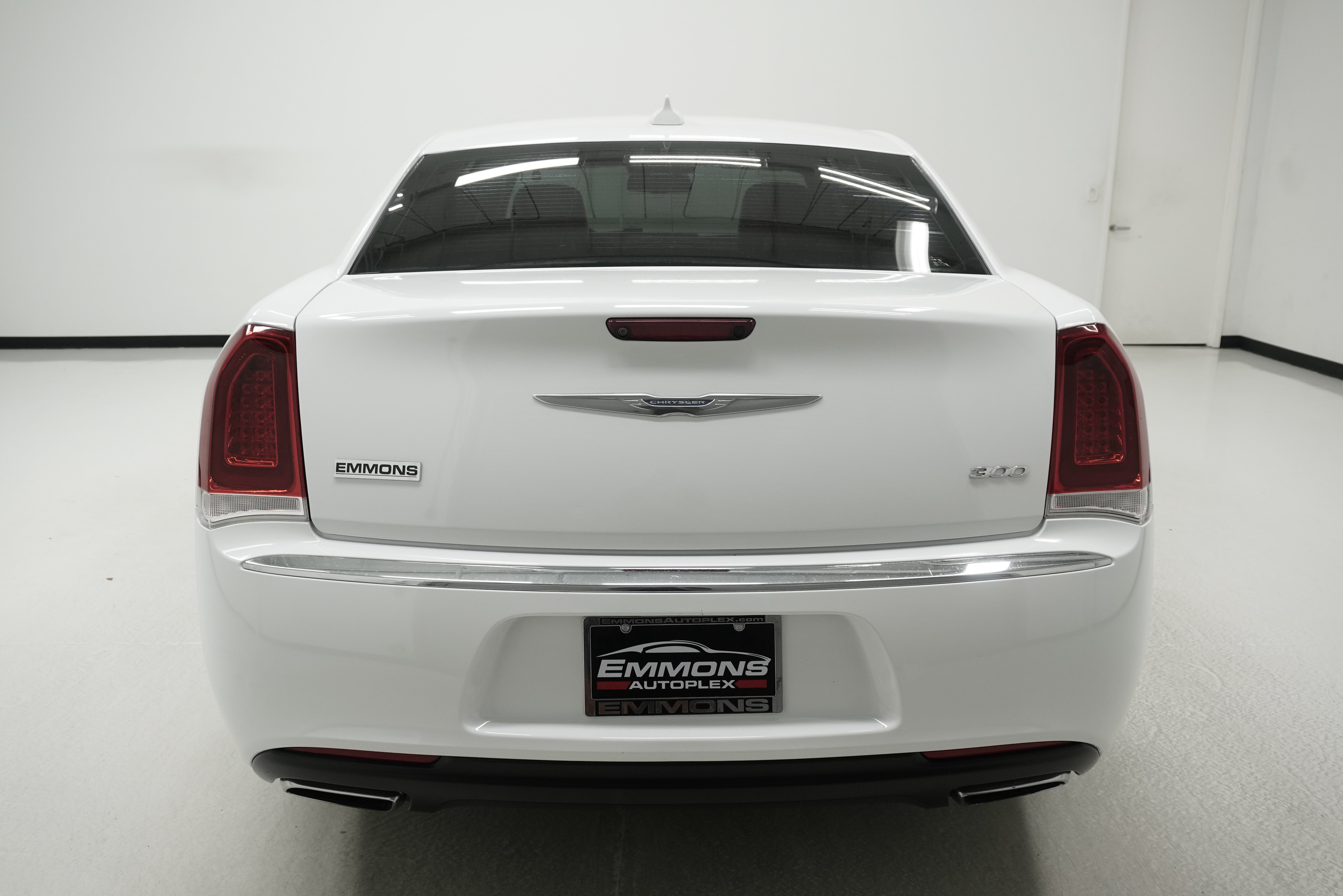 Used 2017 Chrysler 300 Limited w/ Driver Convenience Group RWD image 5