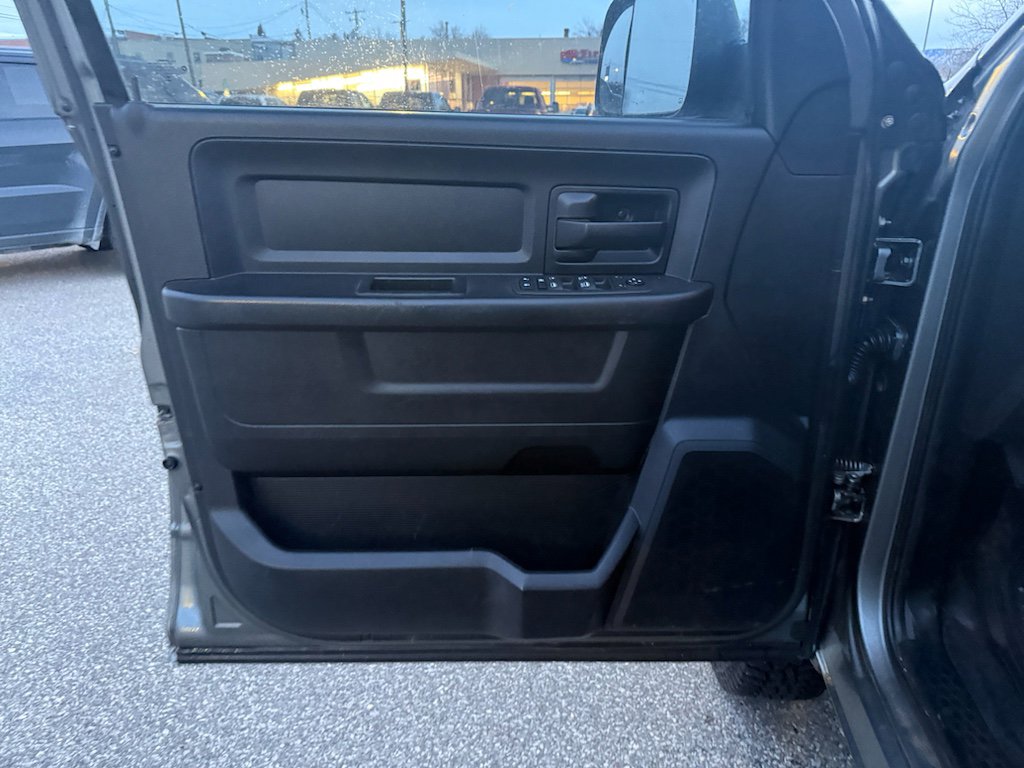 Used 2013 RAM 3500 Tradesman w/ Chrome Appearance Group image 9