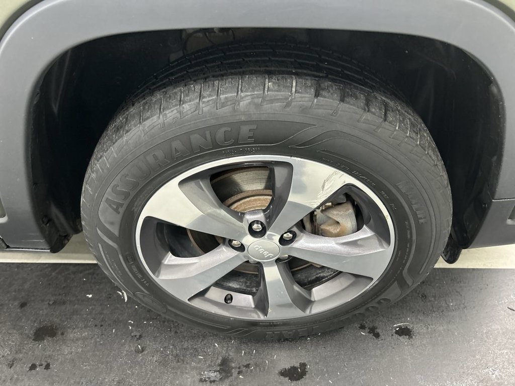 Used 2019 Jeep Cherokee Limited AWD/4WD image 8