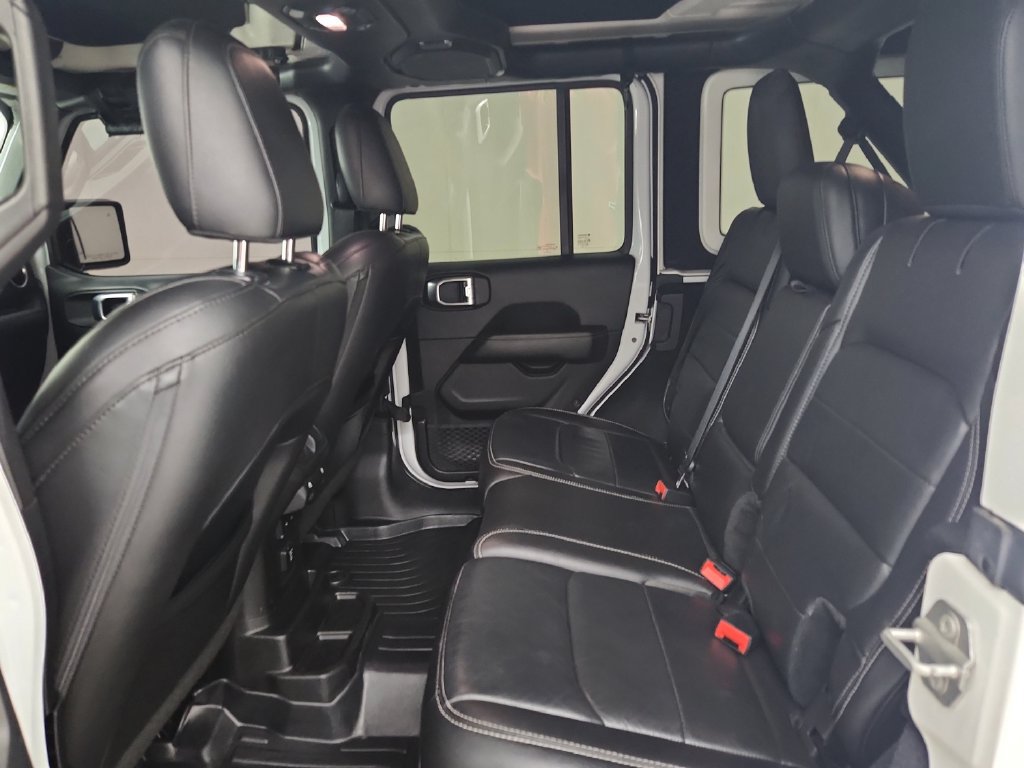 Used 2018 Jeep Wrangler Unlimited Sahara AWD/4WD image 33