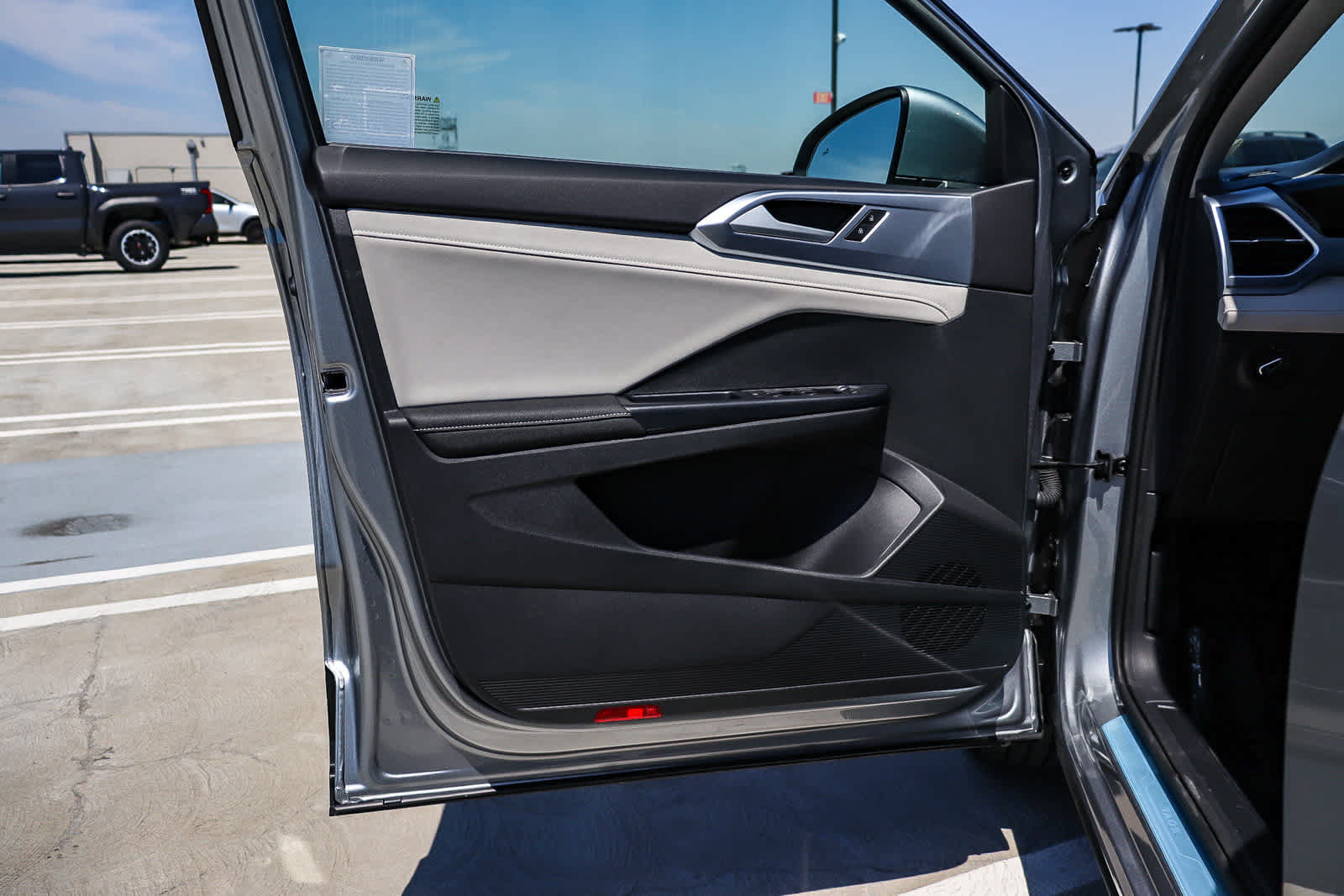 New 2025 Volkswagen Taos SE FWD image 22