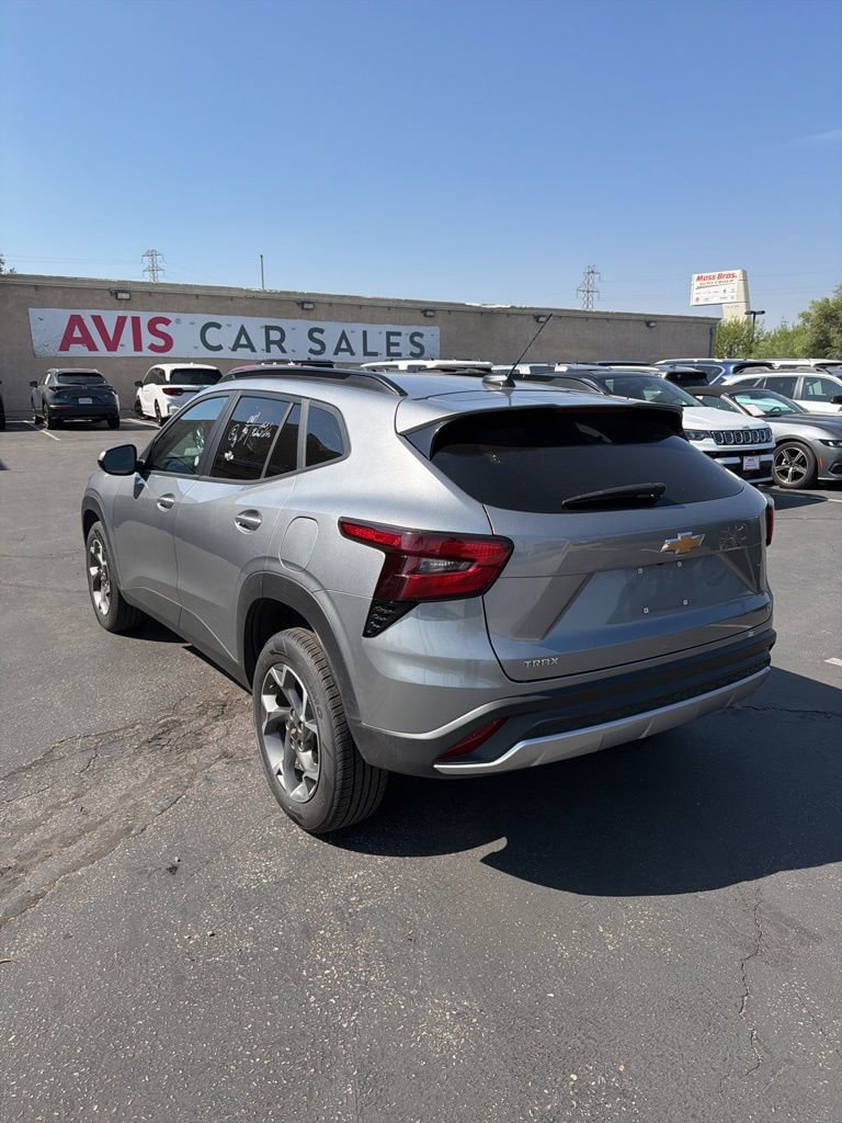 Used 2025 Chevrolet Trax LT w/ LT Convenience Package image 8