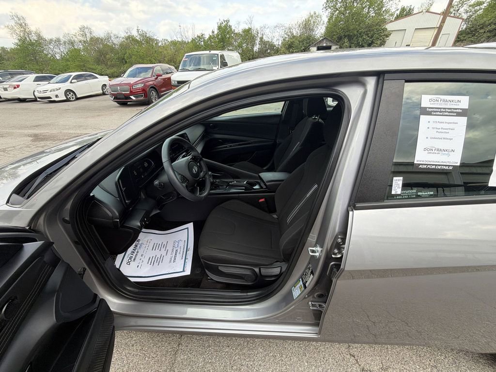Used 2025 Hyundai Elantra Sport FWD image 11