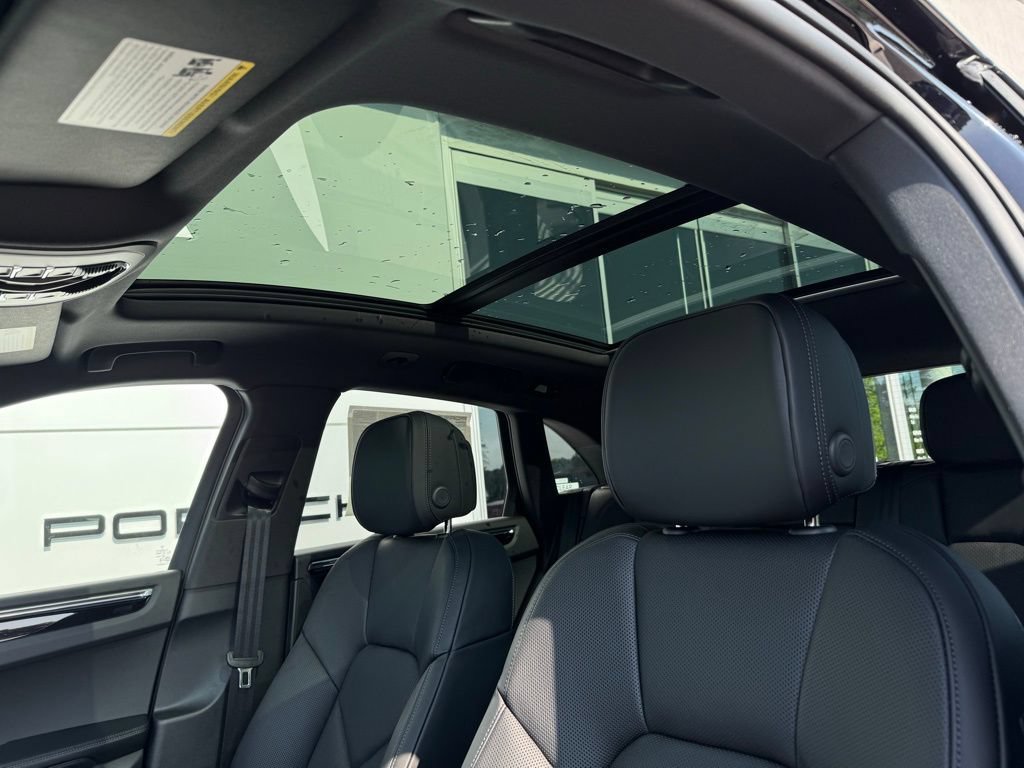 Certified 2025 Porsche Macan AWD/4WD image 23