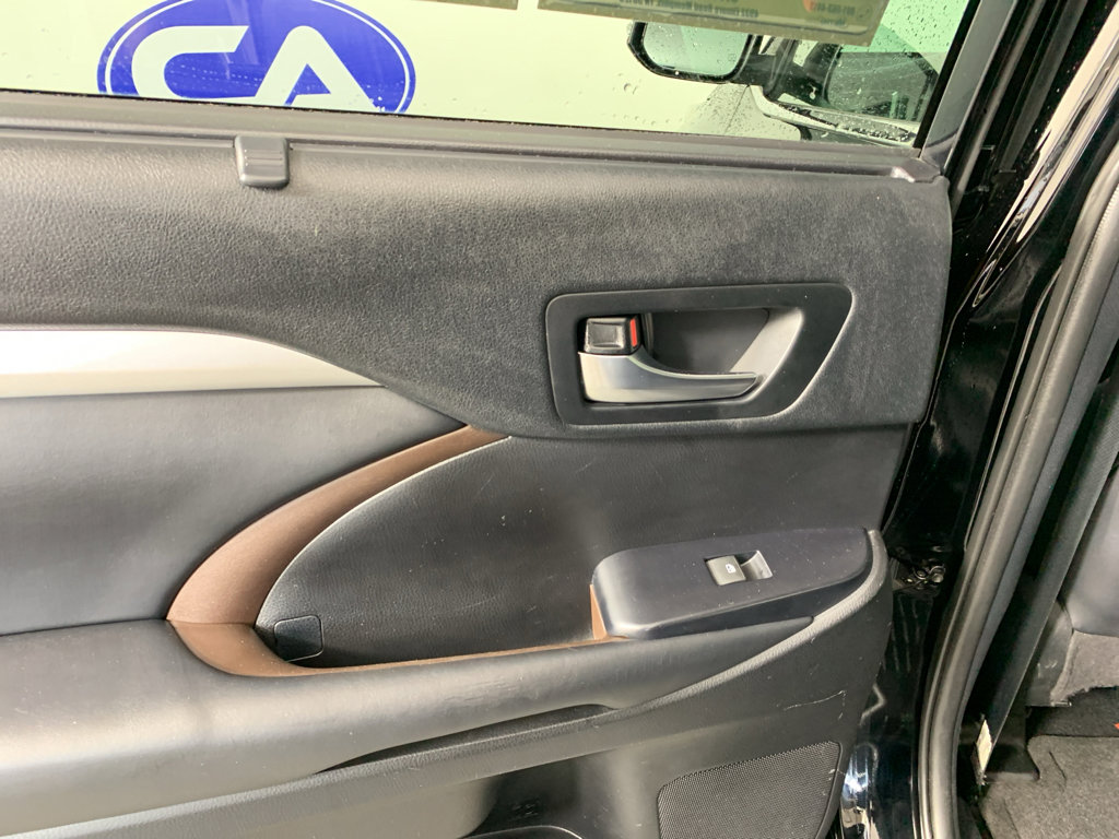 Used 2019 Toyota Highlander XLE image 32