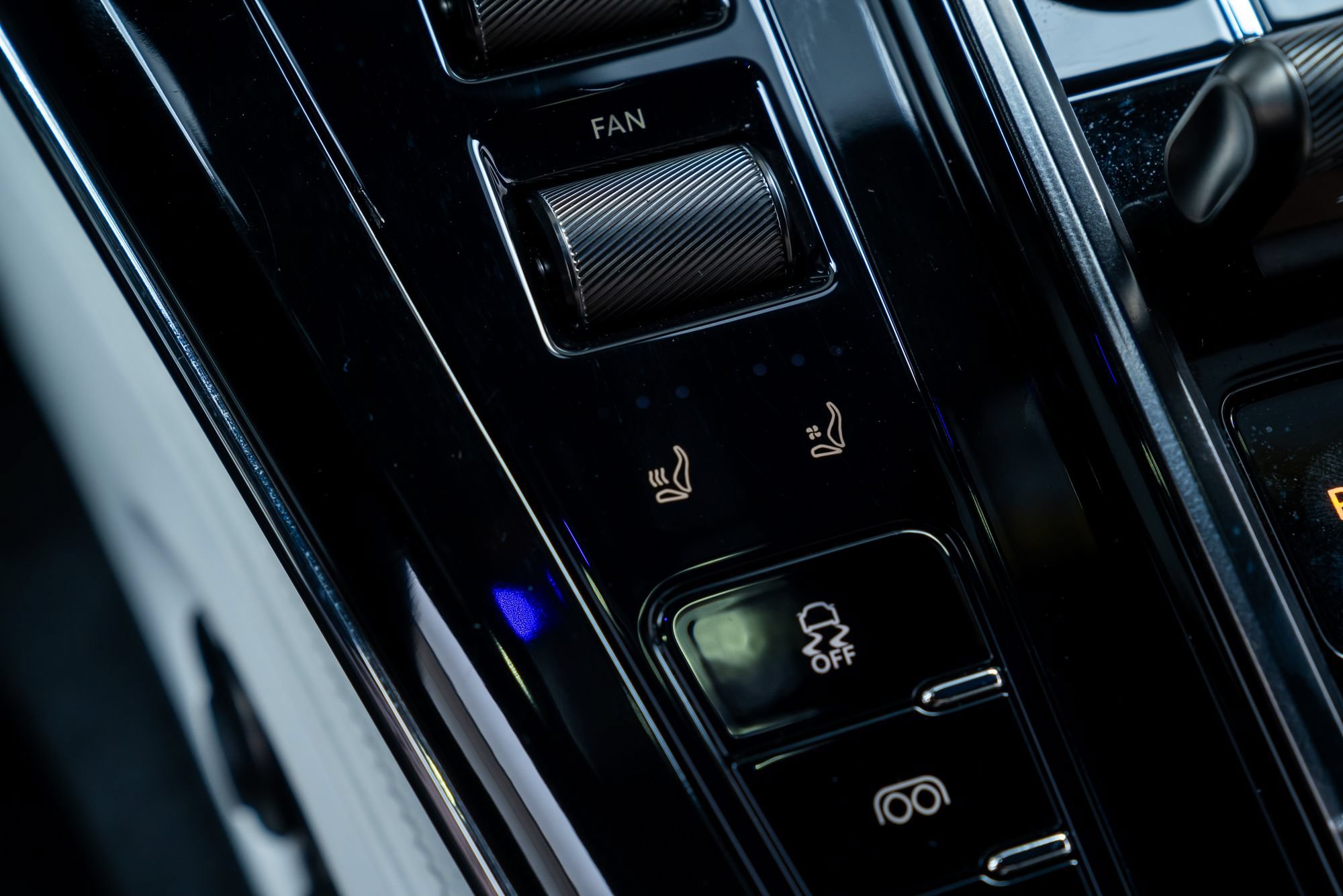 Used 2025 Aston Martin V8 Vantage Coupe RWD image 17