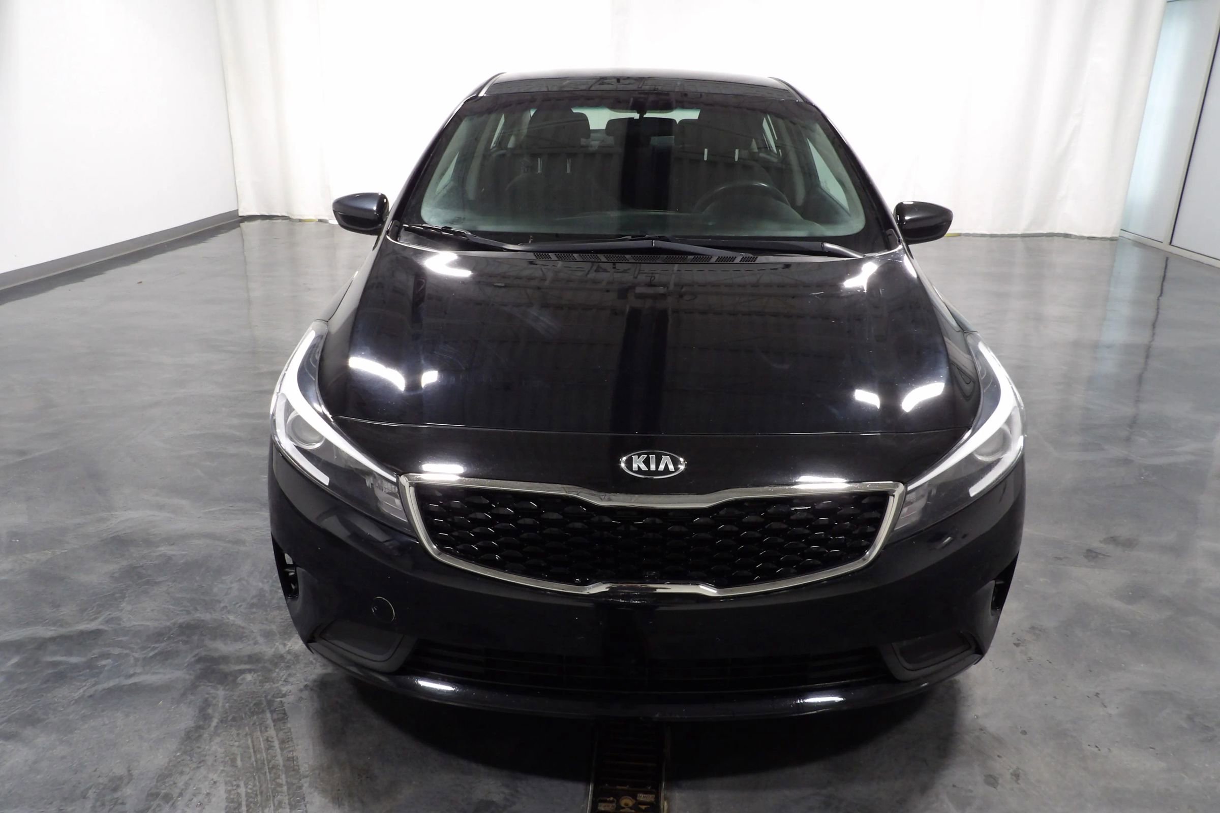 Used 2017 Kia Forte LX image 2