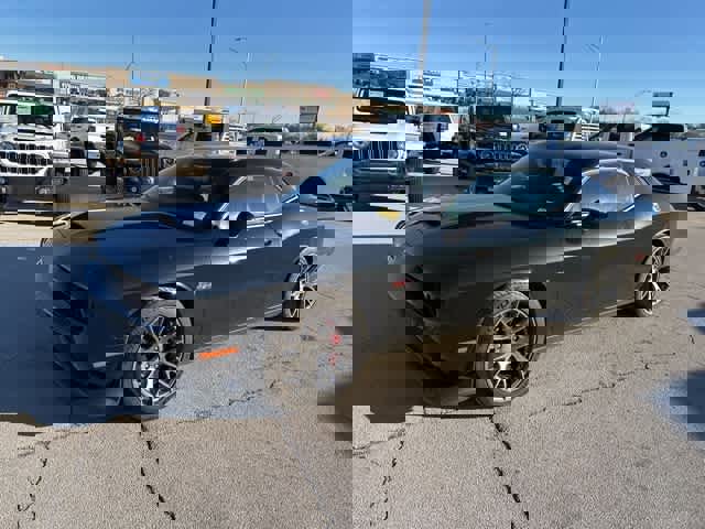 Used 2016 Dodge Challenger SRT w/ Technology Group image 18