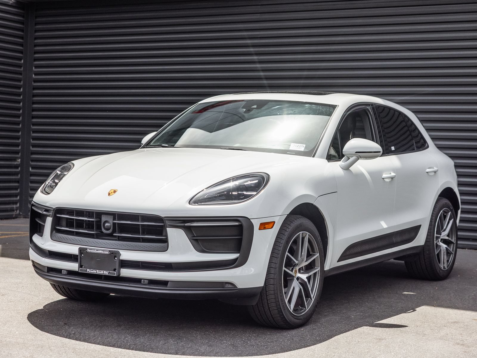Certified 2024 Porsche Macan AWD/4WD image 1